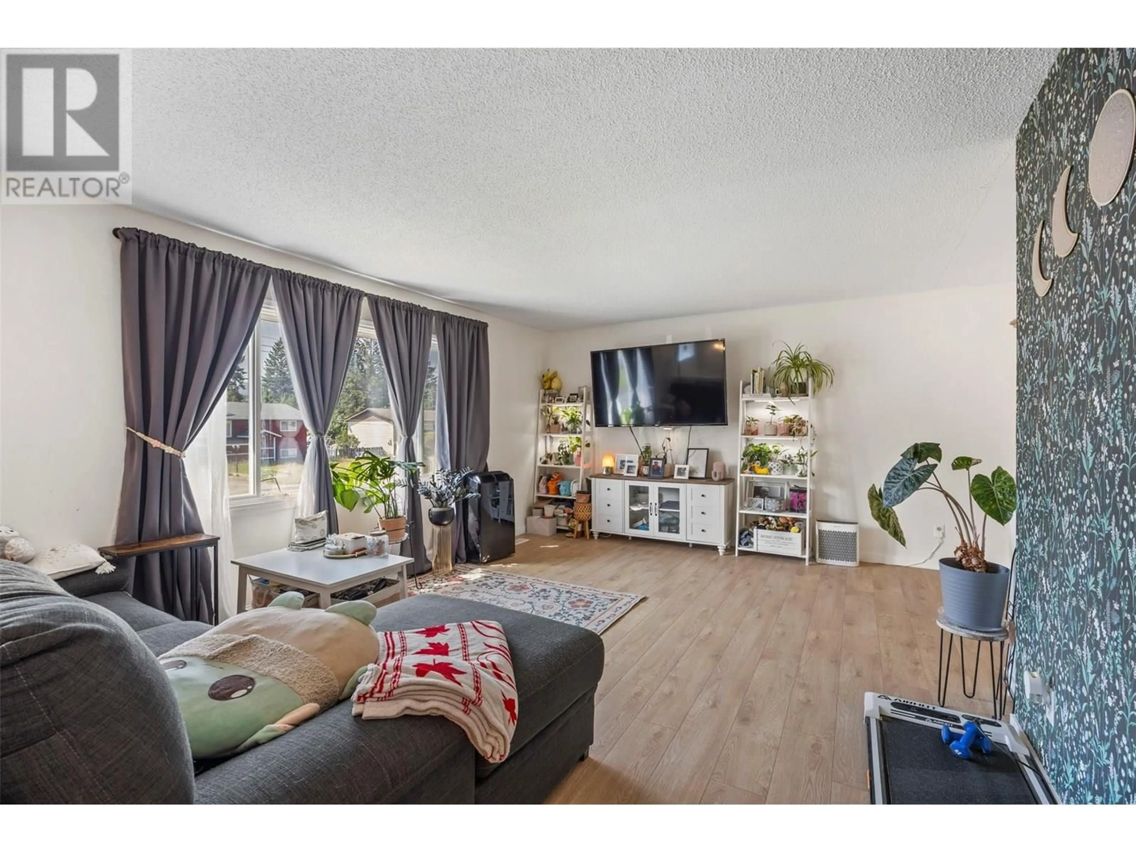 Living room with furniture, wood/laminate floor for 427 ROBIN DRIVE, Barriere British Columbia V0E1E0
