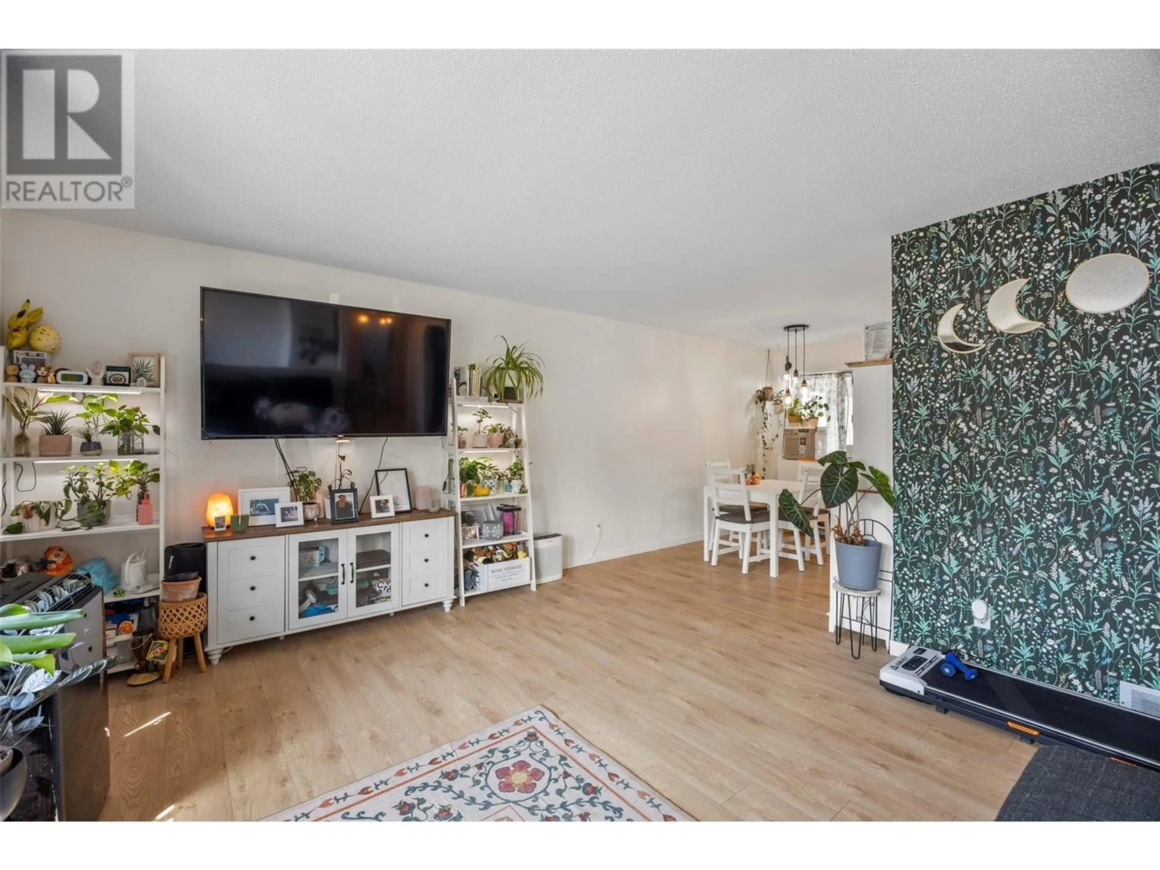 Living room with furniture, wood/laminate floor for 427 ROBIN DRIVE, Barriere British Columbia V0E1E0