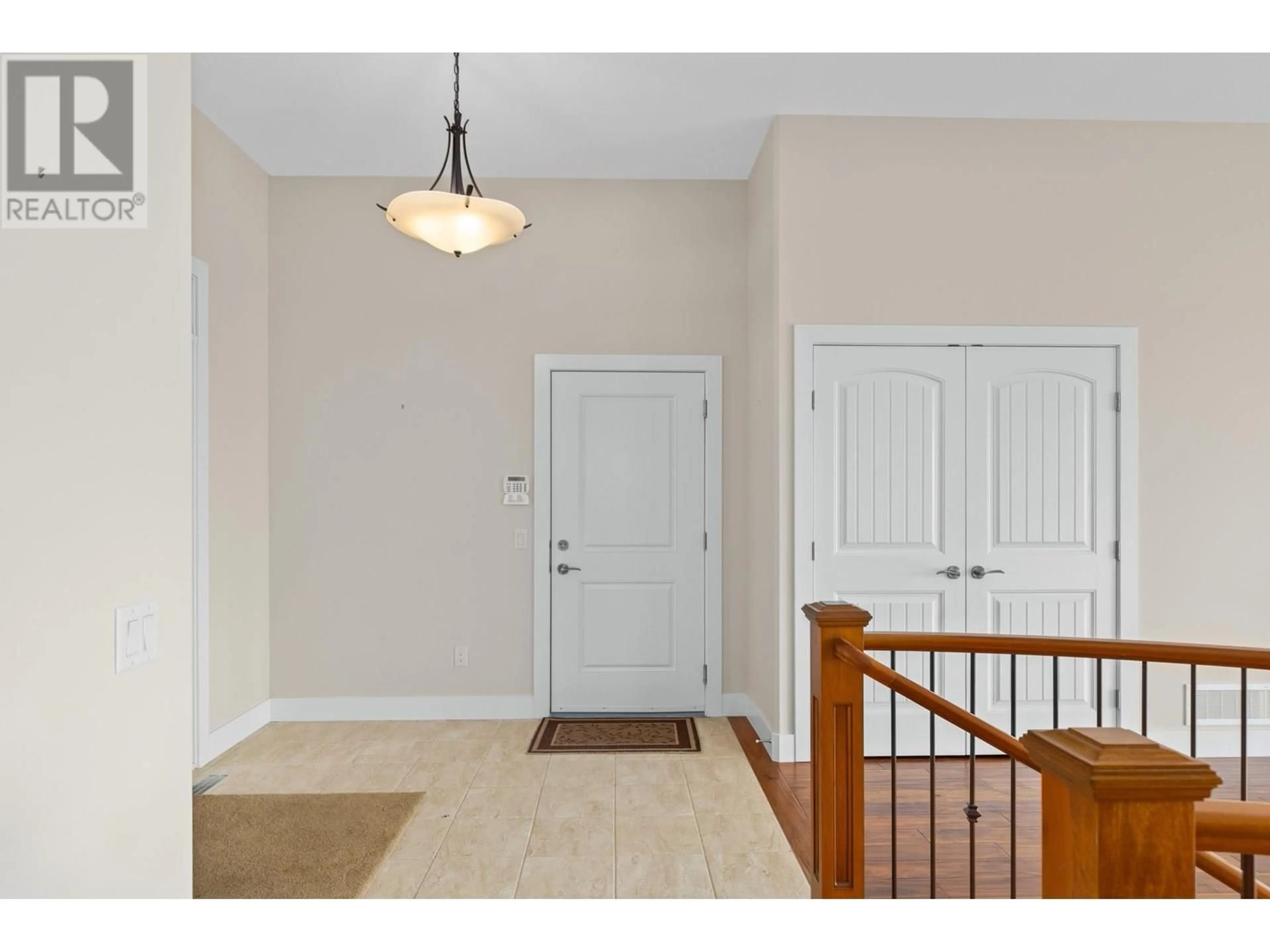 Indoor entryway for 17 - 588 HARROGATE LANE, Kelowna British Columbia V1V3C1