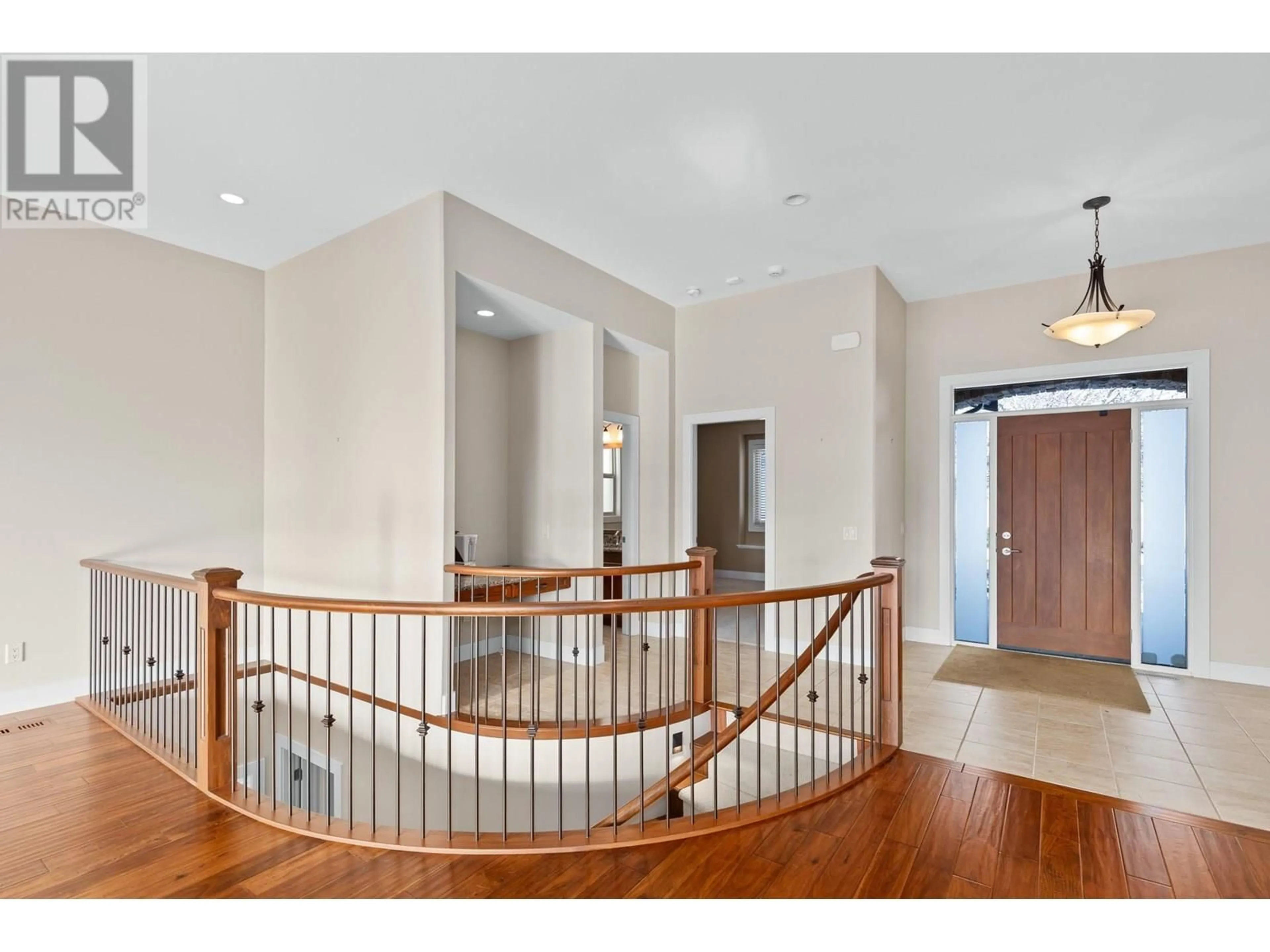 Indoor foyer for 17 - 588 HARROGATE LANE, Kelowna British Columbia V1V3C1