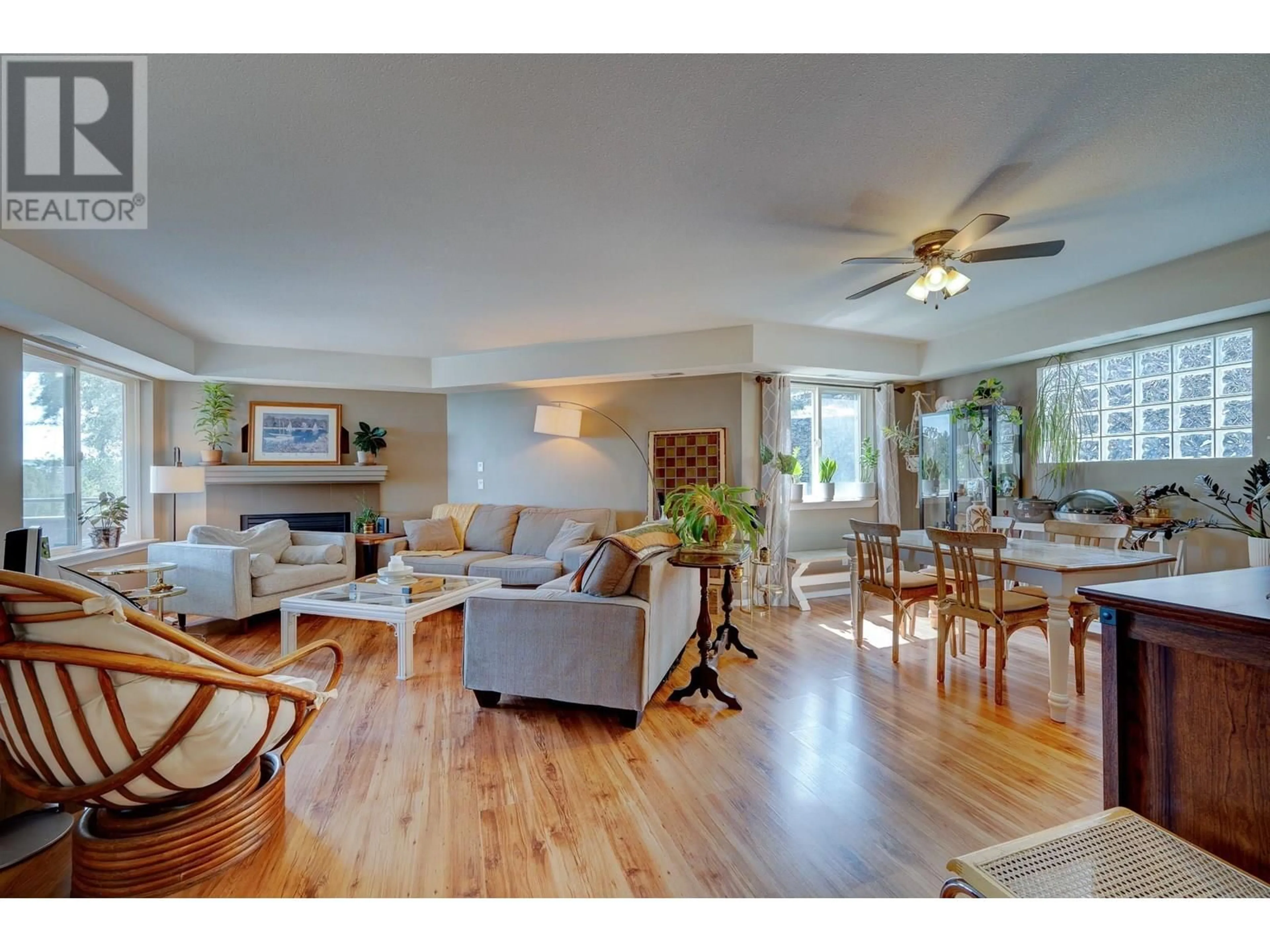 Living room with furniture, wood/laminate floor for 105 - 1185 HUGH ALLAN DRIVE, Kamloops British Columbia V1S1T3