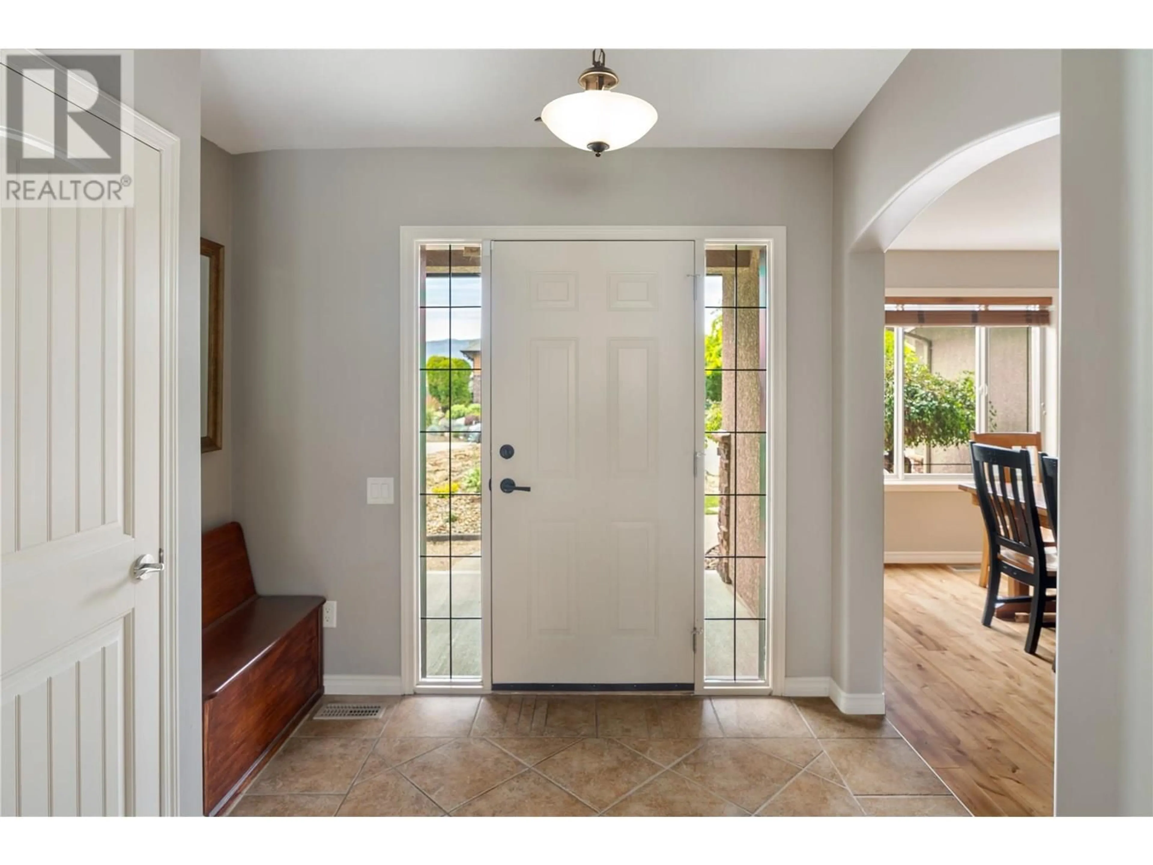 Indoor entryway for 2464 SELKIRK DRIVE, Kelowna British Columbia V1V2R7