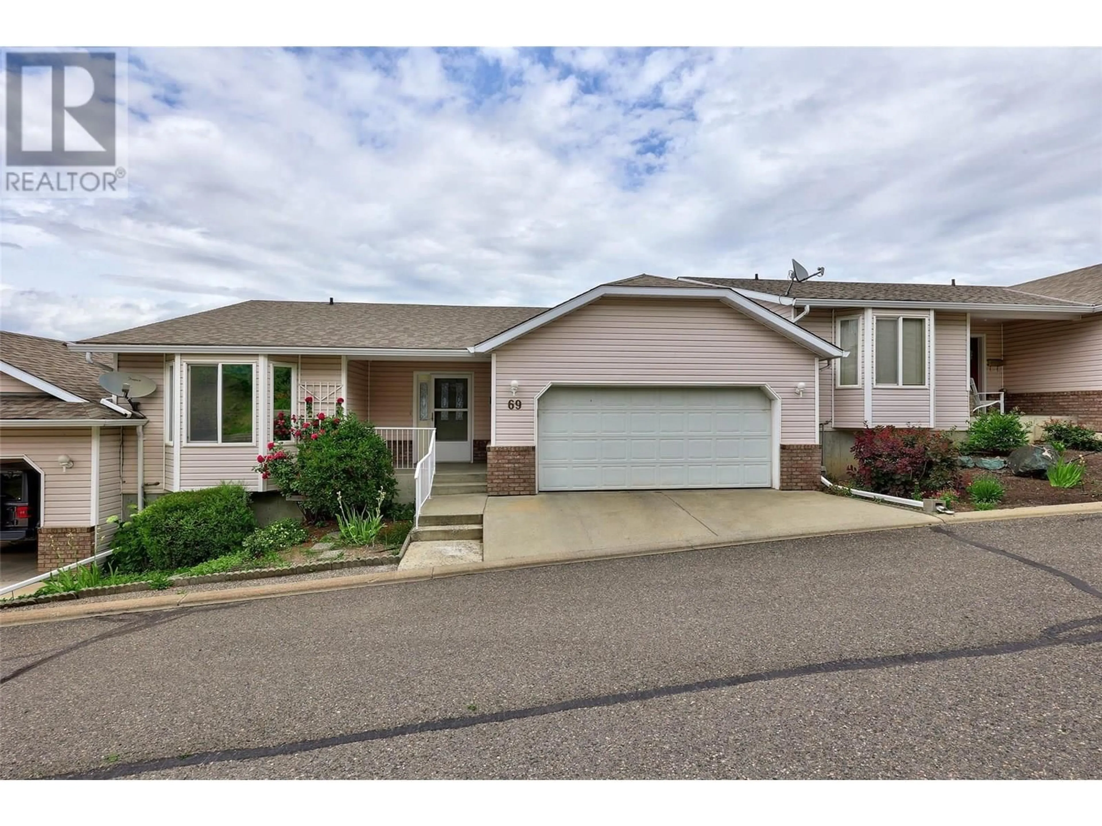 Home with vinyl exterior material, street for 69 - 2022 PACIFIC WAY, Kamloops British Columbia V1S1T1