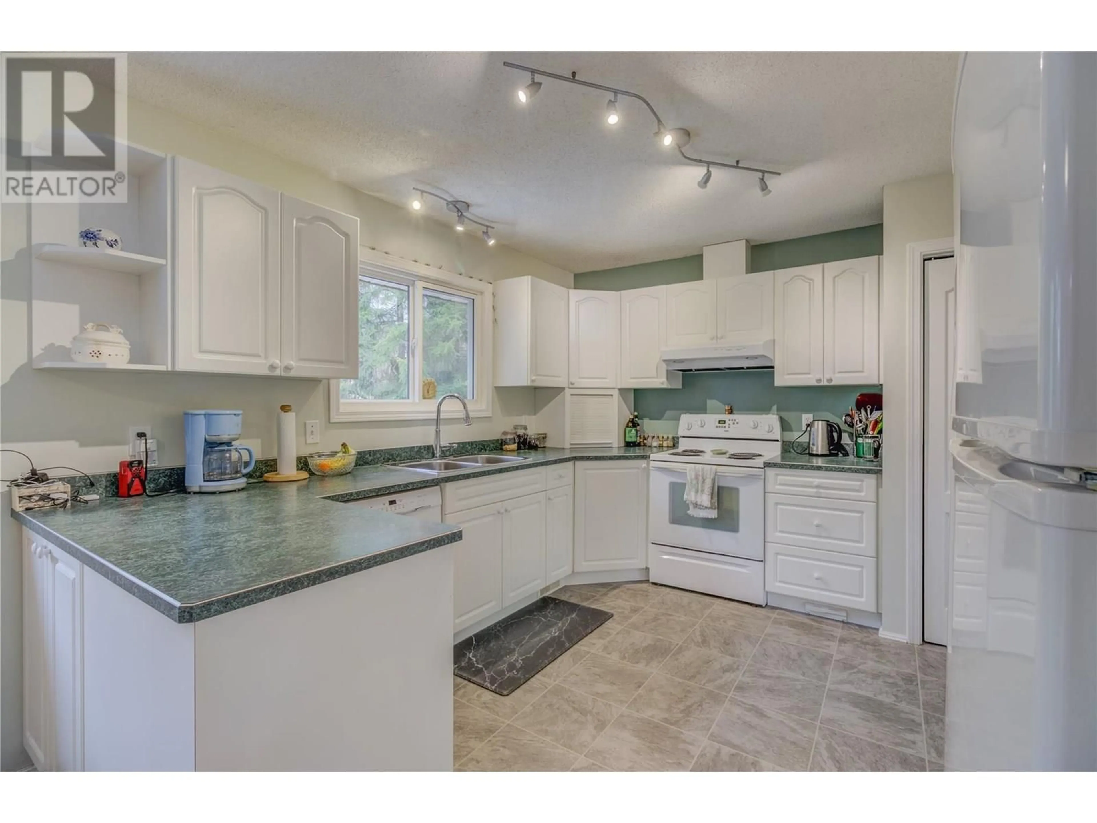 Open concept kitchen, ceramic/tile floor for 2651 20 AVENUE NORTHEAST, Salmon Arm British Columbia V1E3G5