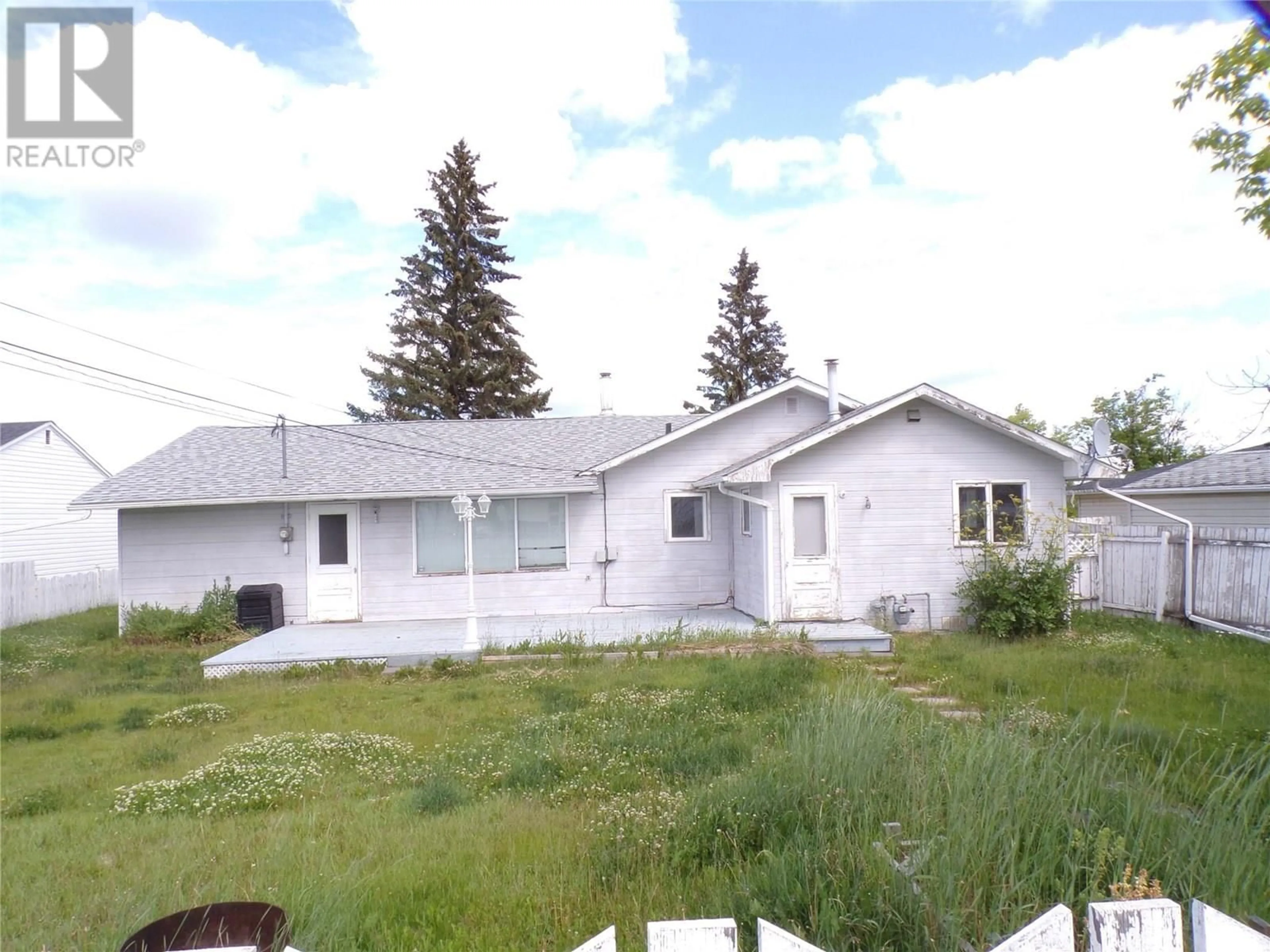 Home with vinyl exterior material, street for 1421 115 AVENUE, Dawson Creek British Columbia V1G3G8