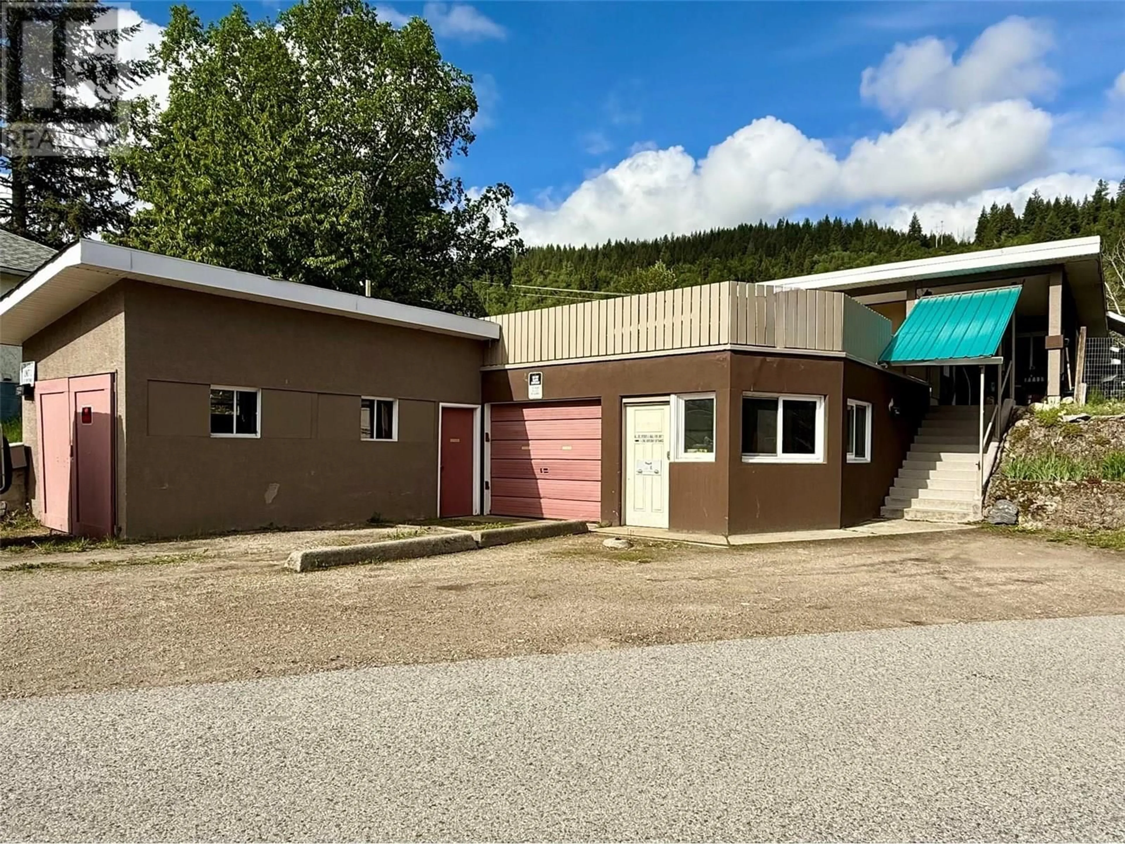 A pic from outside/outdoor area/front of a property/back of a property/a pic from drone, building for 714 12TH STREET, Castlegar British Columbia V1N2K3