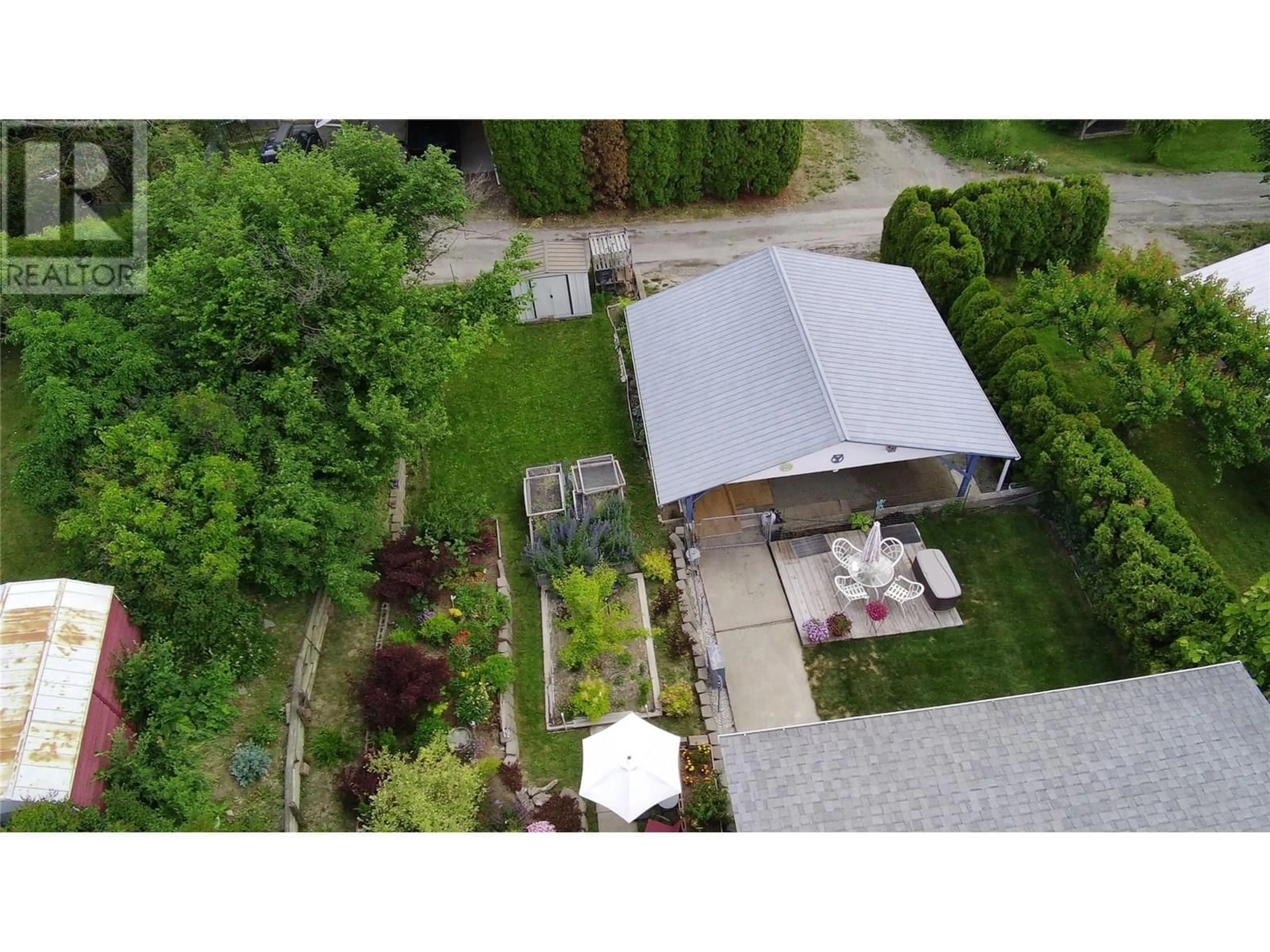 A pic from outside/outdoor area/front of a property/back of a property/a pic from drone, street for 515 CANYON STREET, Creston British Columbia V0B1G0