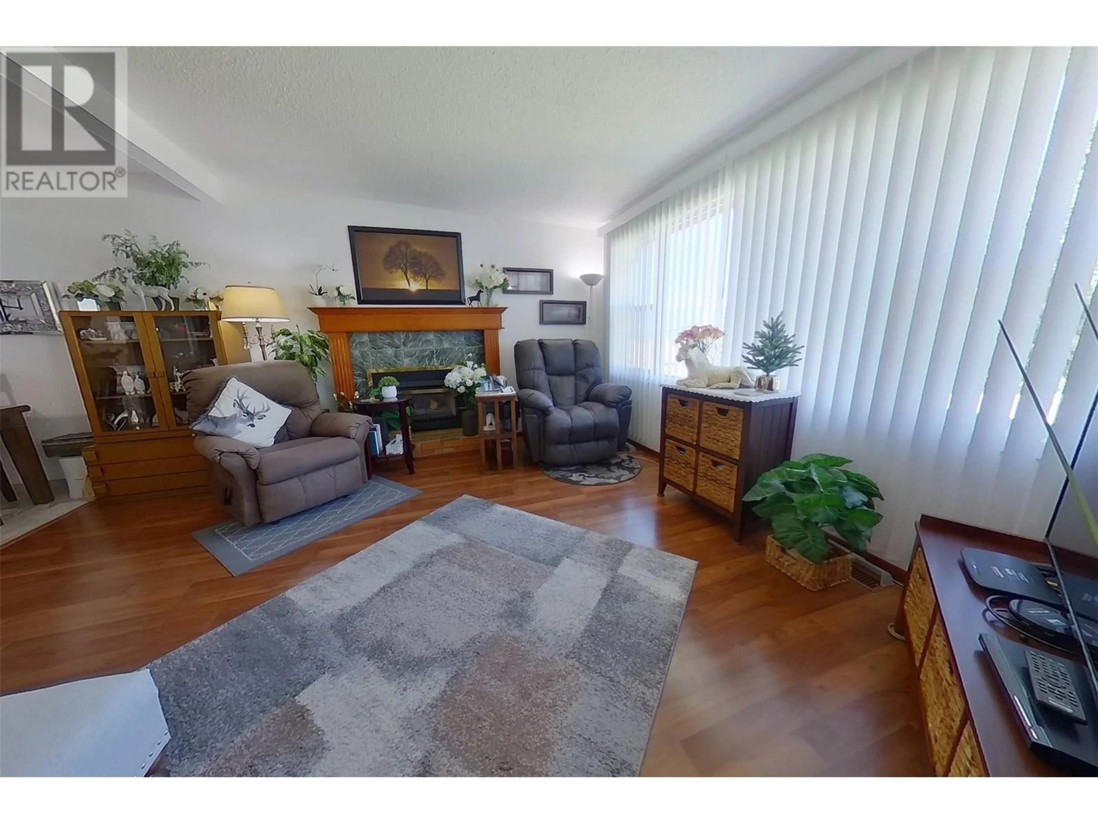 Living room with furniture, wood/laminate floor for 515 CANYON STREET, Creston British Columbia V0B1G0