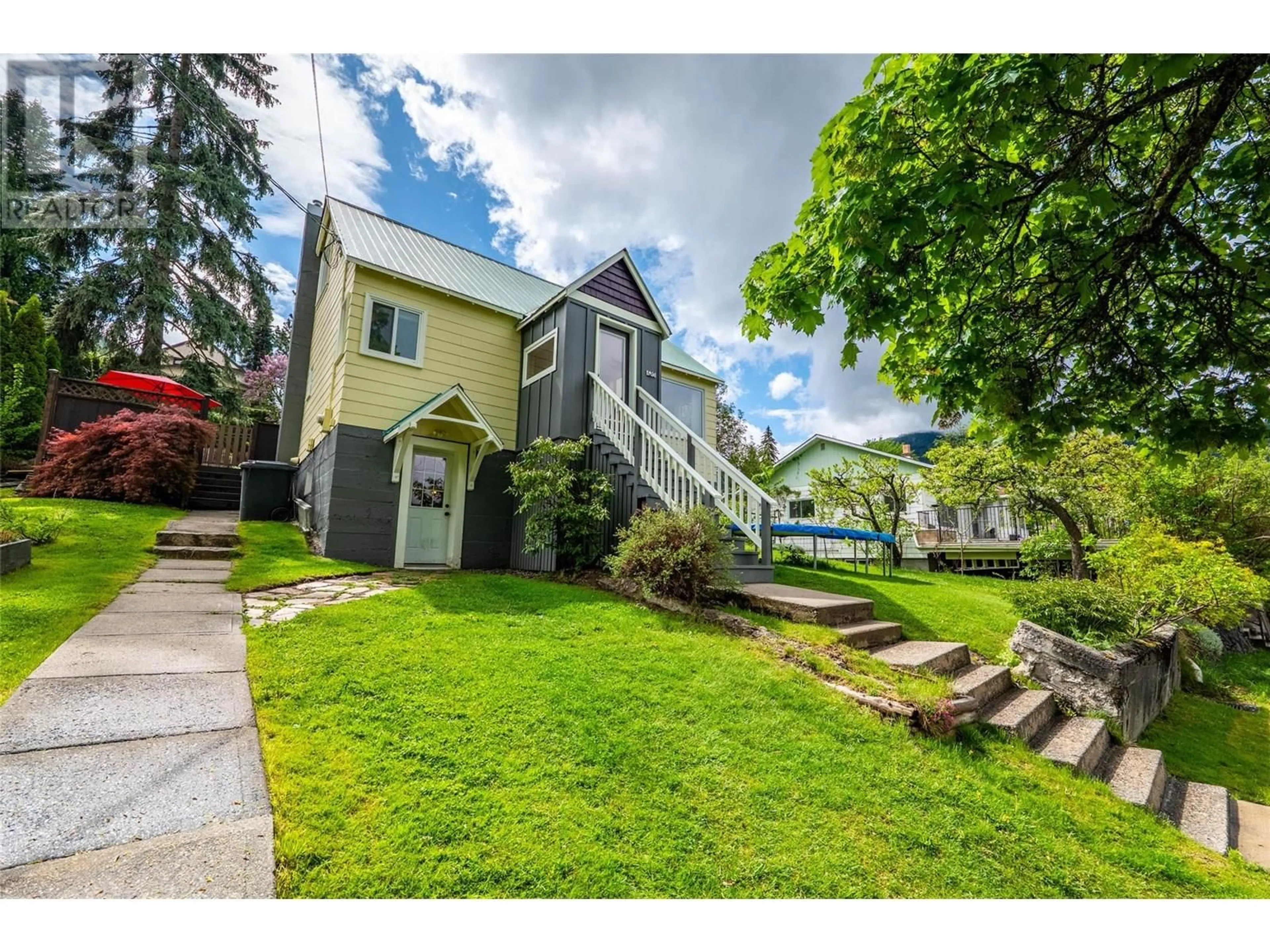 A pic from outside/outdoor area/front of a property/back of a property/a pic from drone, street for 620 INNES STREET, Nelson British Columbia V1L5G2