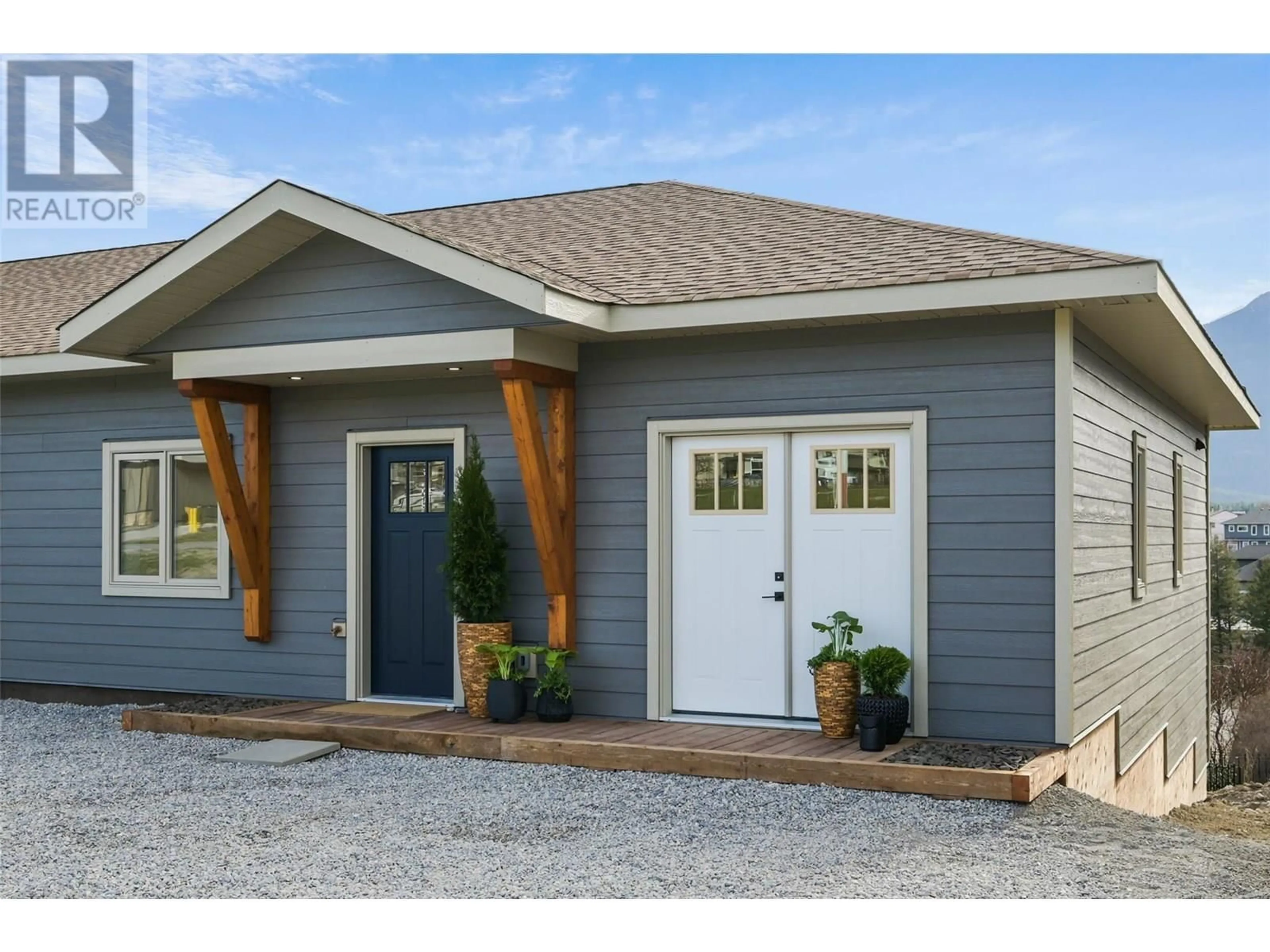 Home with vinyl exterior material, street for 735 10 AVENUE, Invermere British Columbia V0A1K0
