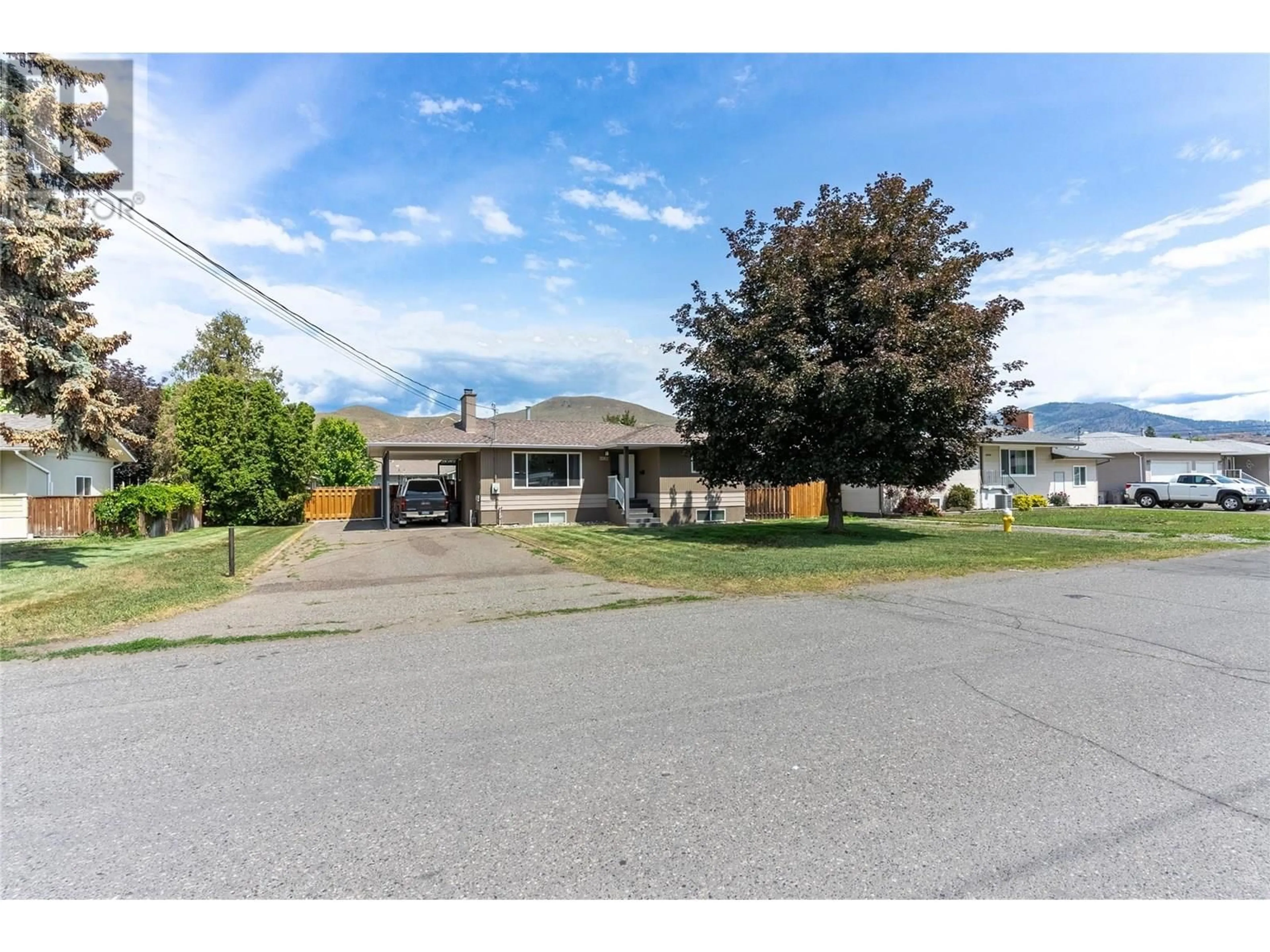 A pic from outside/outdoor area/front of a property/back of a property/a pic from drone, street for 2012 FLEETWOOD AVENUE, Kamloops British Columbia V2B4S4