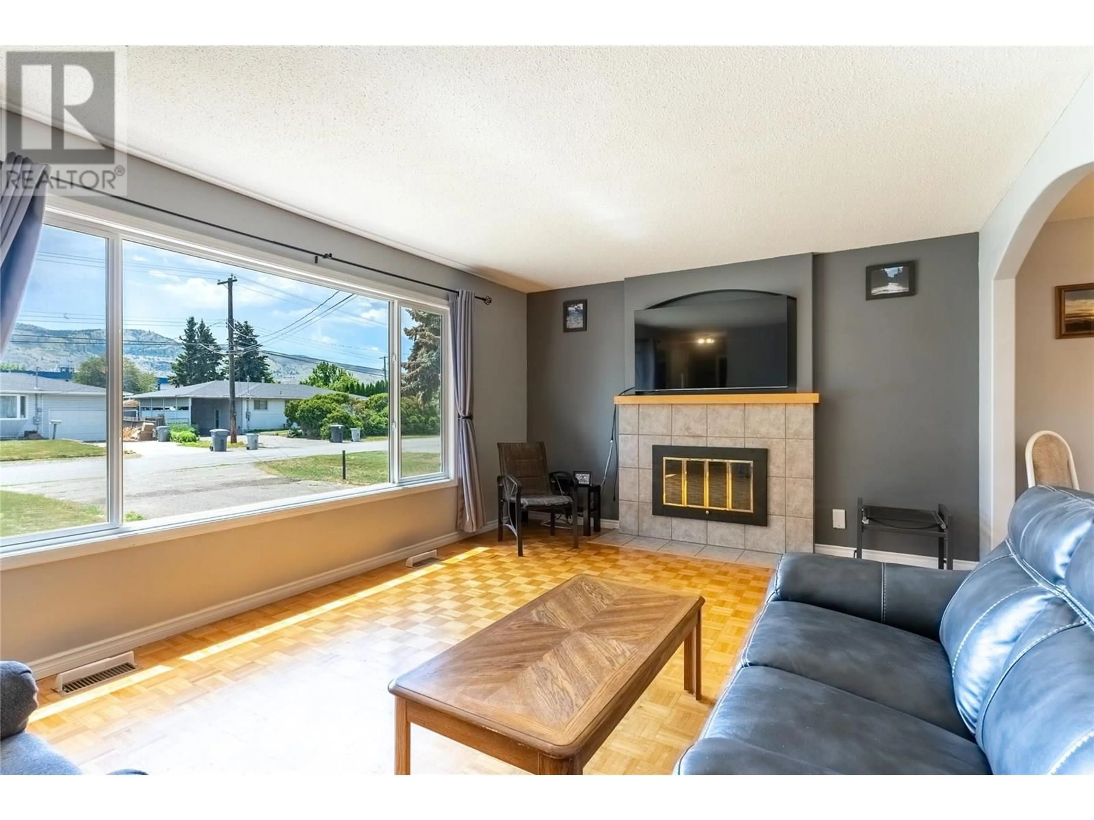 Living room with furniture, unknown for 2012 FLEETWOOD AVENUE, Kamloops British Columbia V2B4S4