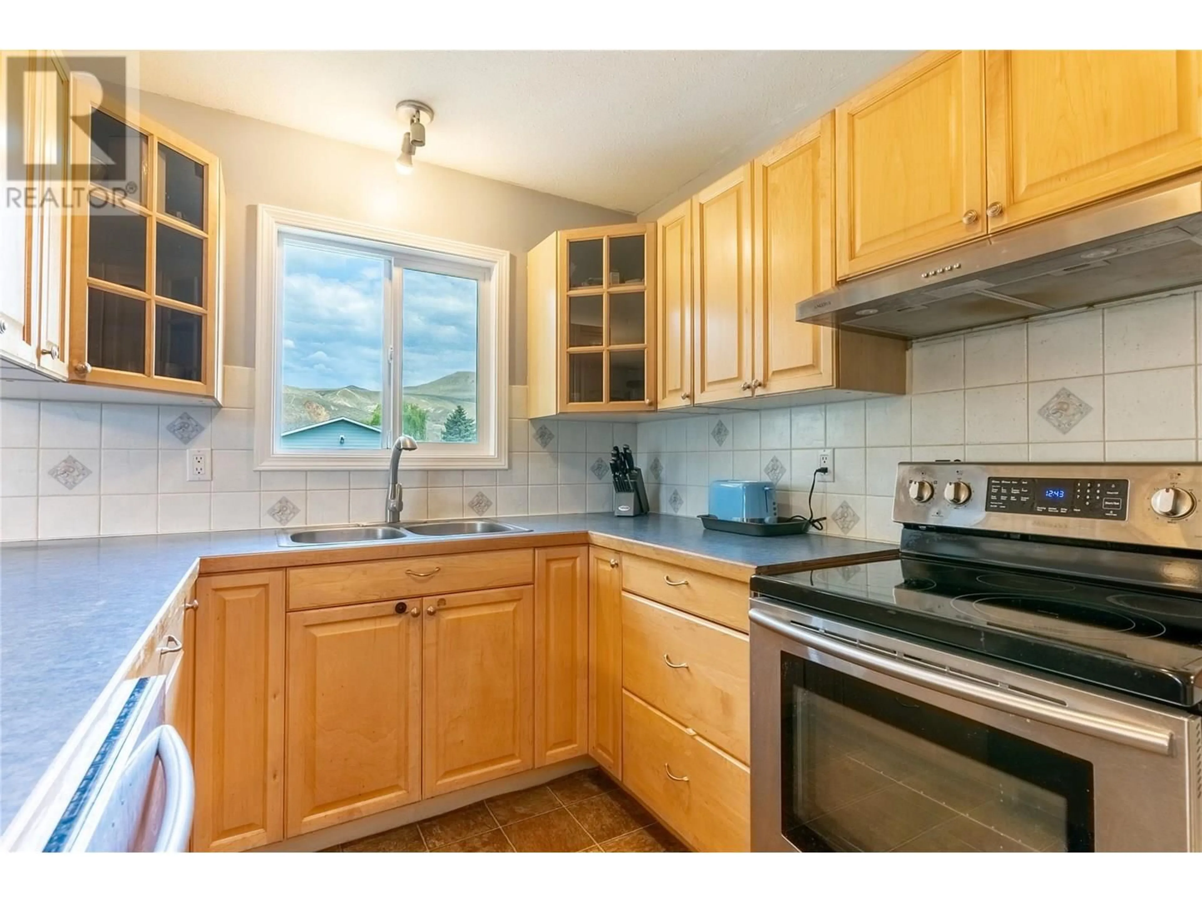Standard kitchen, unknown for 2012 FLEETWOOD AVENUE, Kamloops British Columbia V2B4S4
