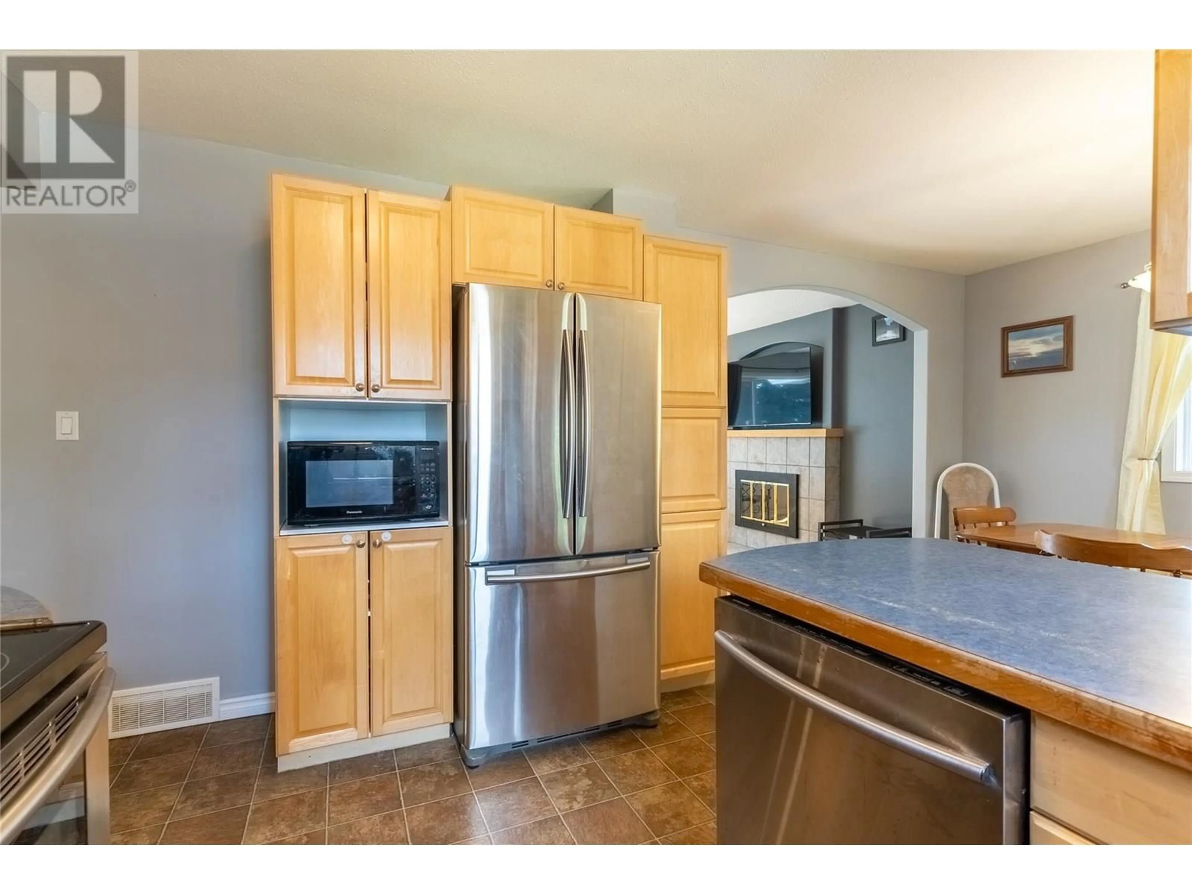 Open concept kitchen, unknown for 2012 FLEETWOOD AVENUE, Kamloops British Columbia V2B4S4