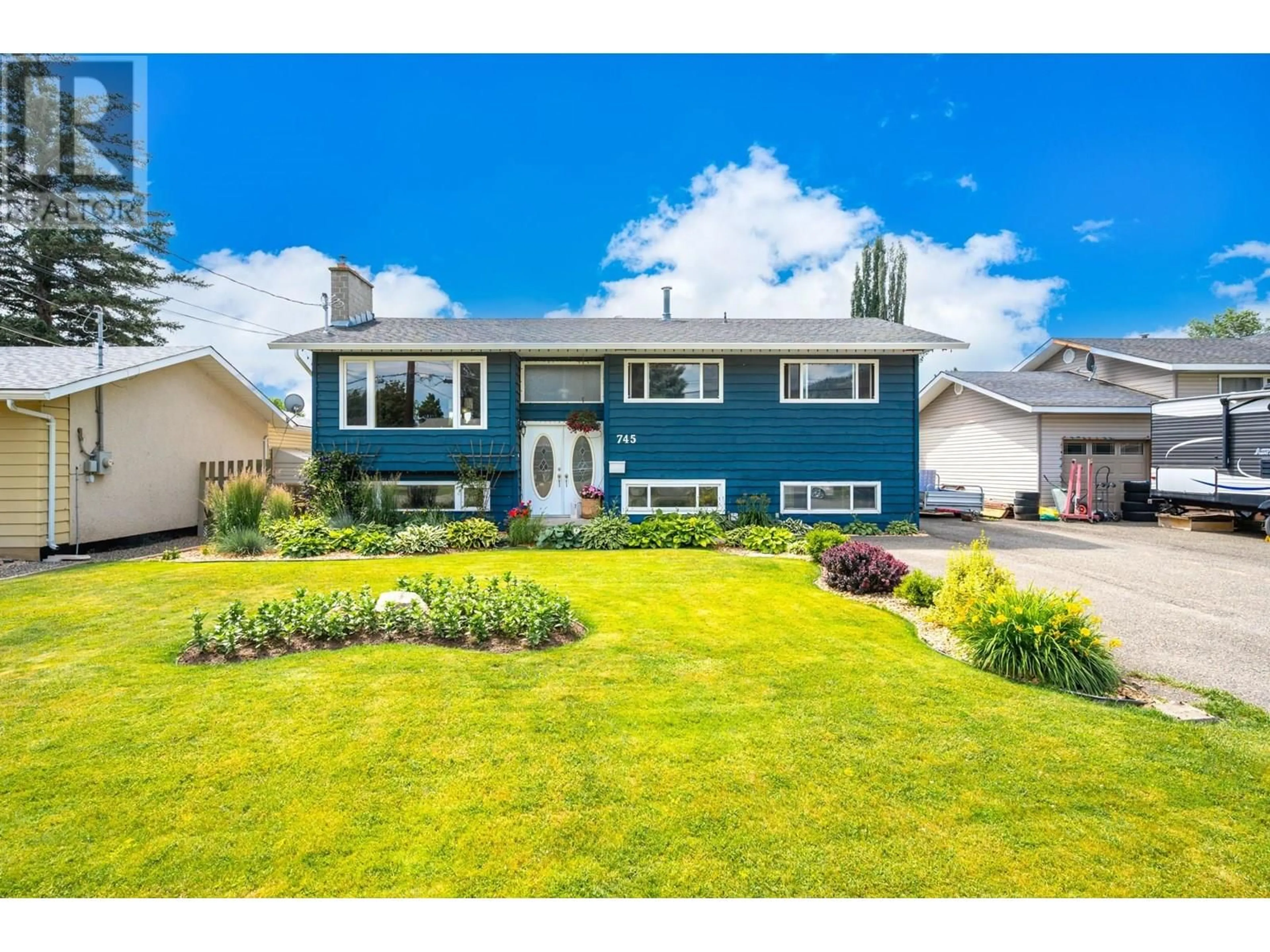 Home with vinyl exterior material, street for 745 HUNTINGTON DRIVE, Kamloops British Columbia V2B6G3