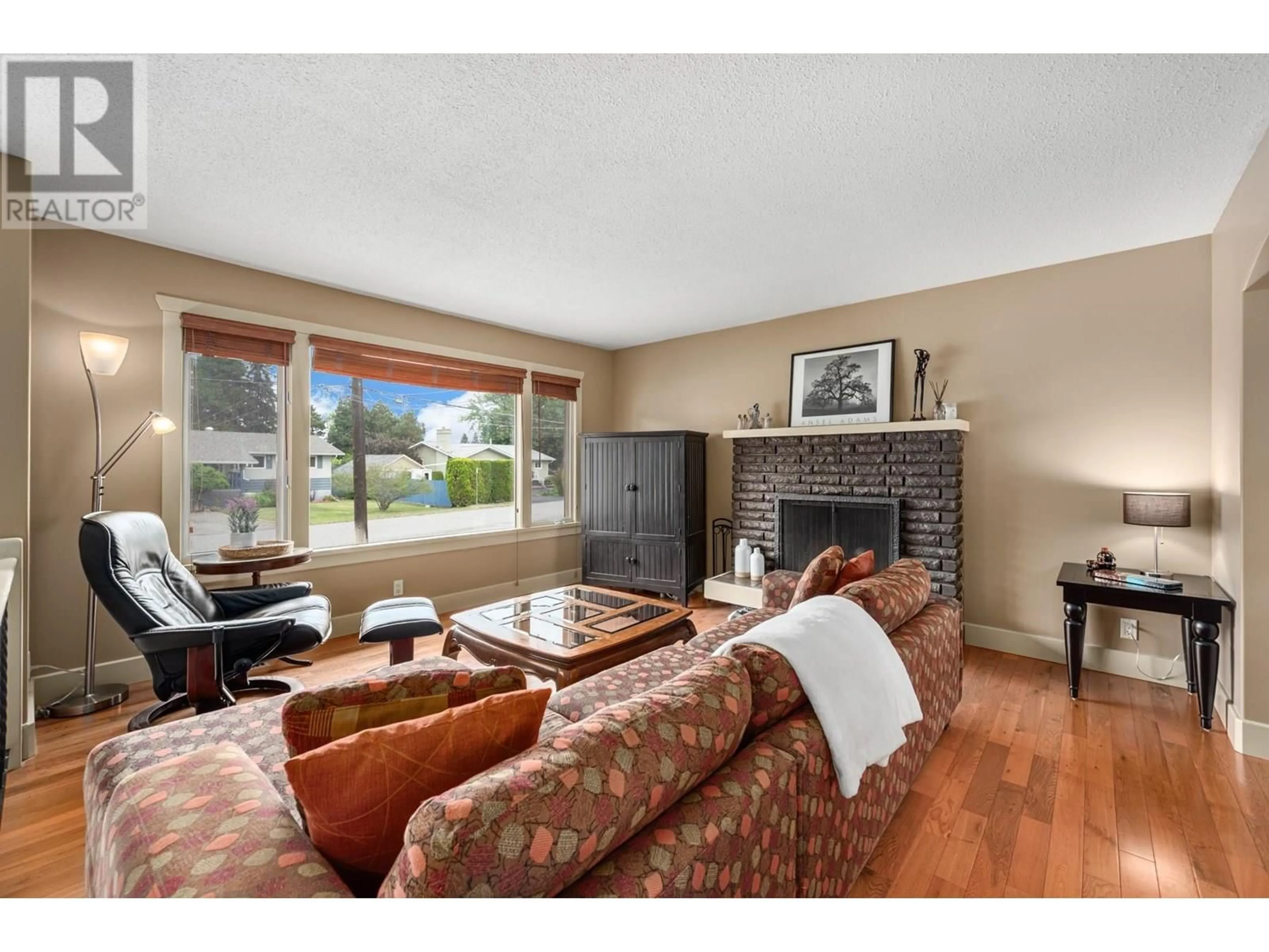 Living room with furniture, unknown for 745 HUNTINGTON DRIVE, Kamloops British Columbia V2B6G3