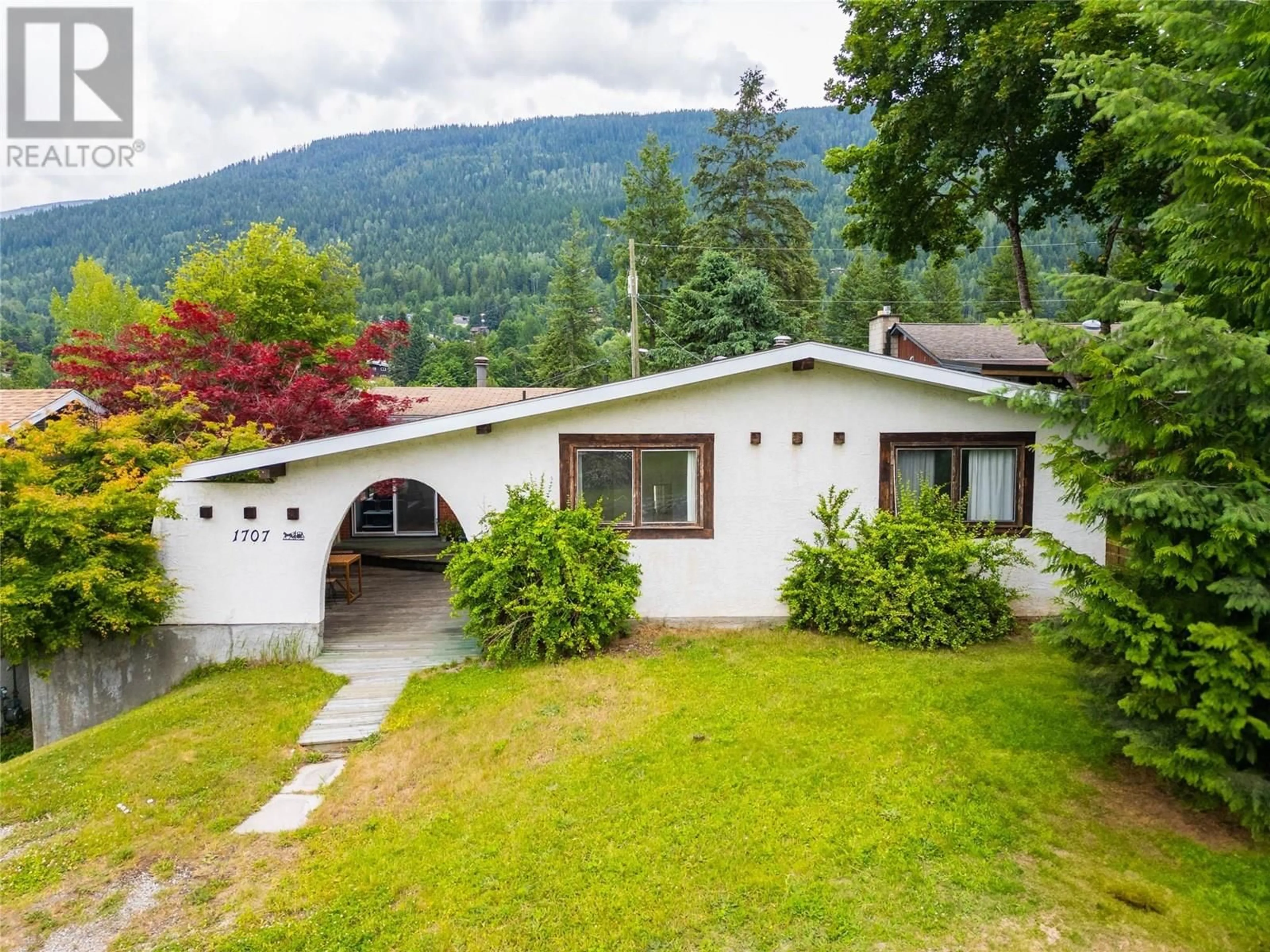 A pic from outside/outdoor area/front of a property/back of a property/a pic from drone, mountain view for 1707 SLOCAN CRESCENT, Nelson British Columbia V1L5V6