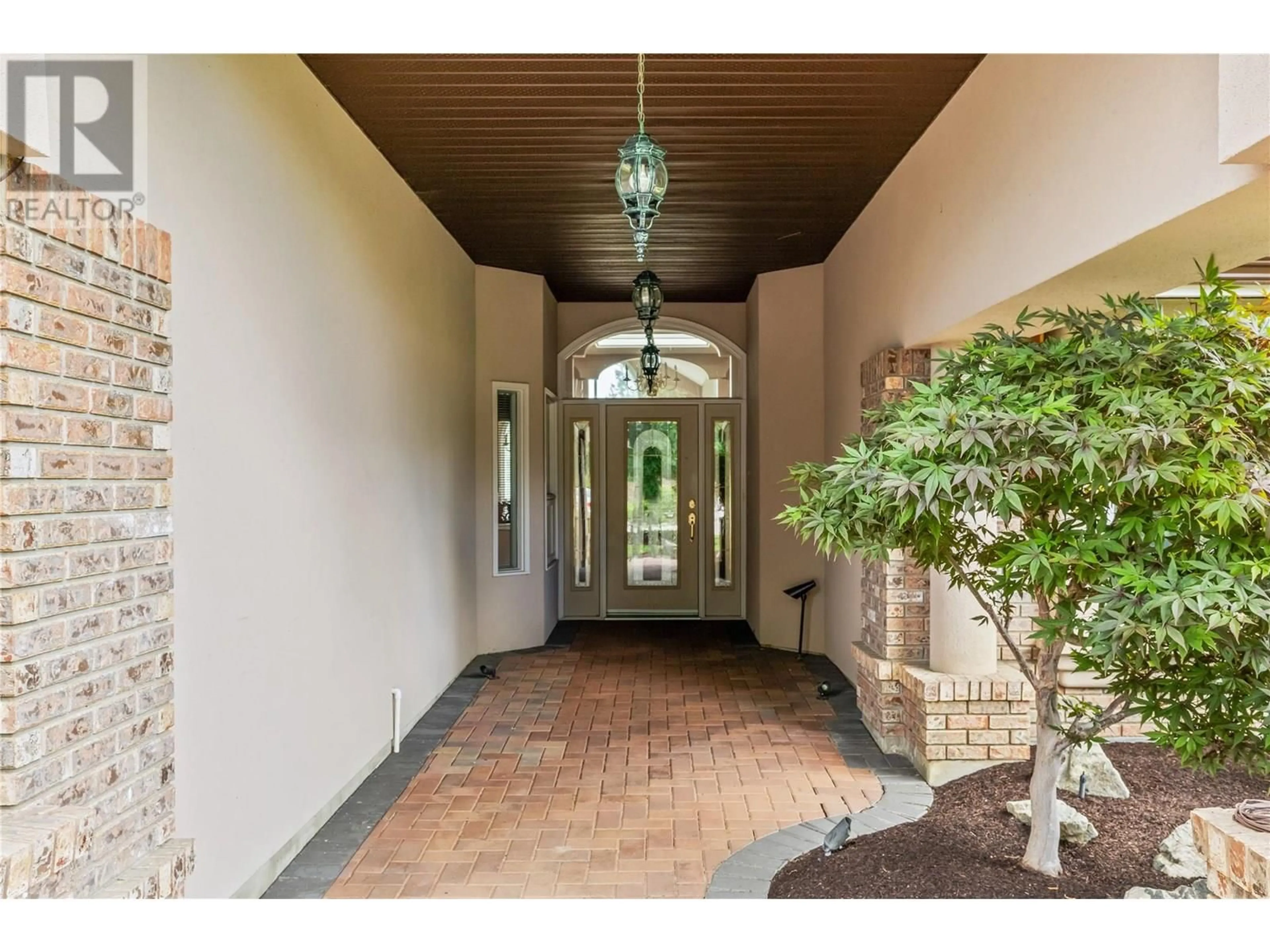 Indoor foyer for 4003 GALLAGHERS TERRACE, Kelowna British Columbia V1W3Z8
