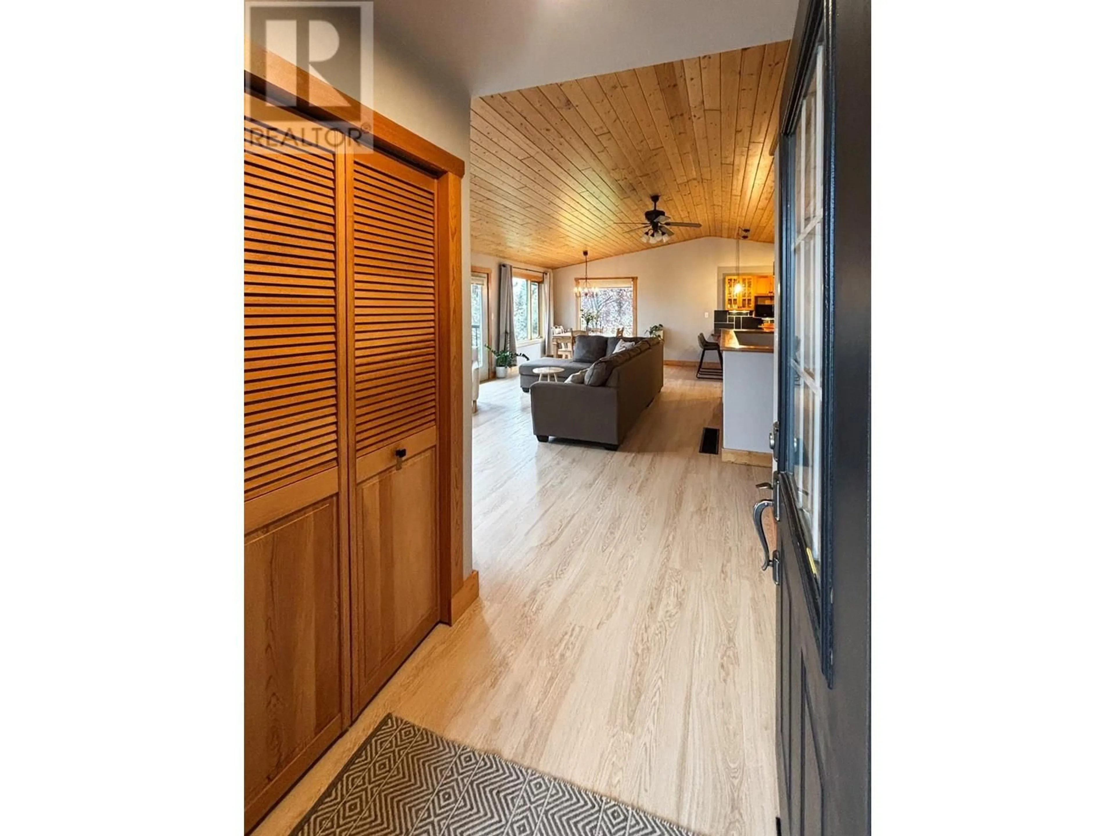 Indoor entryway for 4761 CRESCENTWOOD DRIVE, Edgewater British Columbia V0A1E0