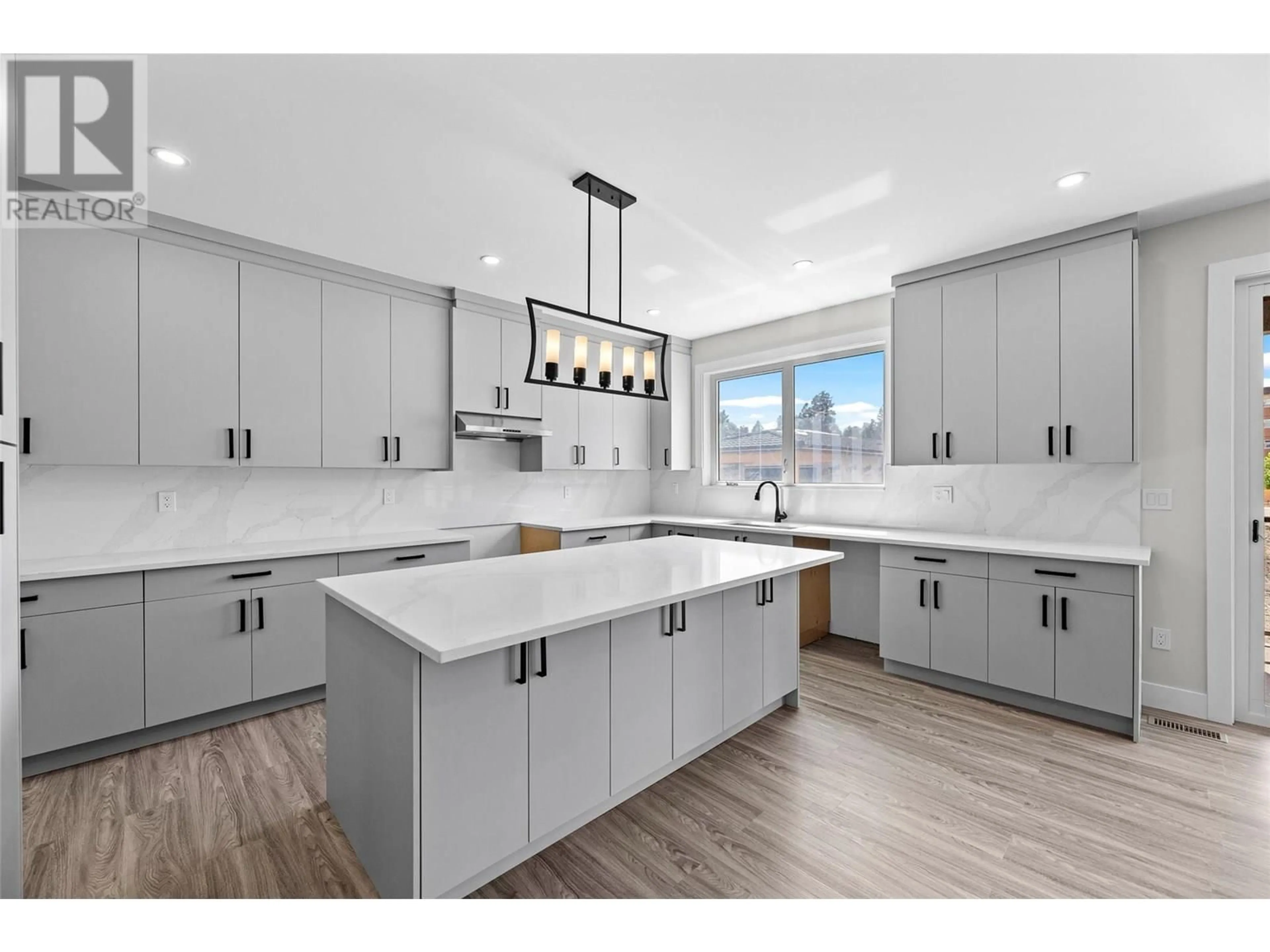 Open concept kitchen, unknown for 1795 VIEWPOINT DRIVE, Kelowna British Columbia V1Z4E1