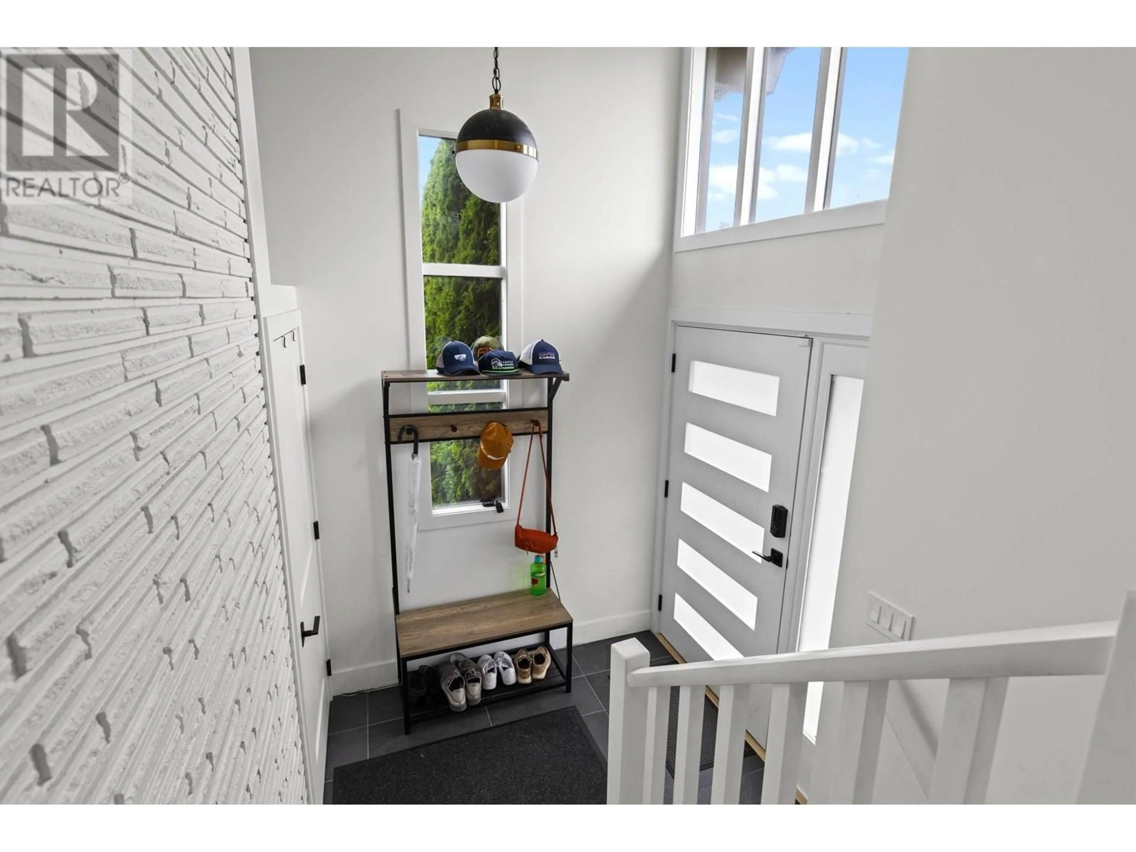 Indoor entryway for 1511 LAMBERT AVENUE, Kelowna British Columbia V1Y4H4