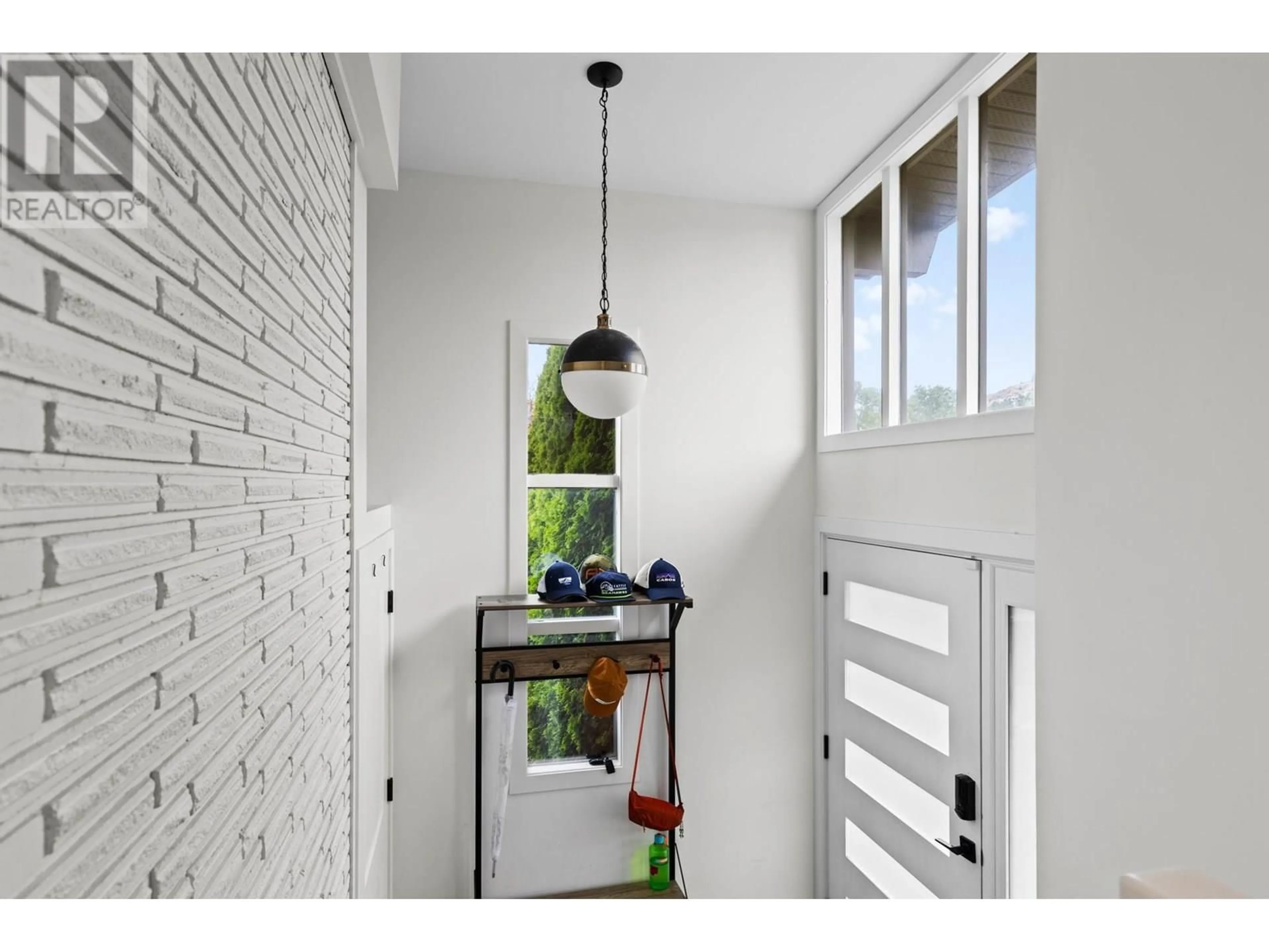 Indoor entryway for 1511 LAMBERT AVENUE, Kelowna British Columbia V1Y4H4