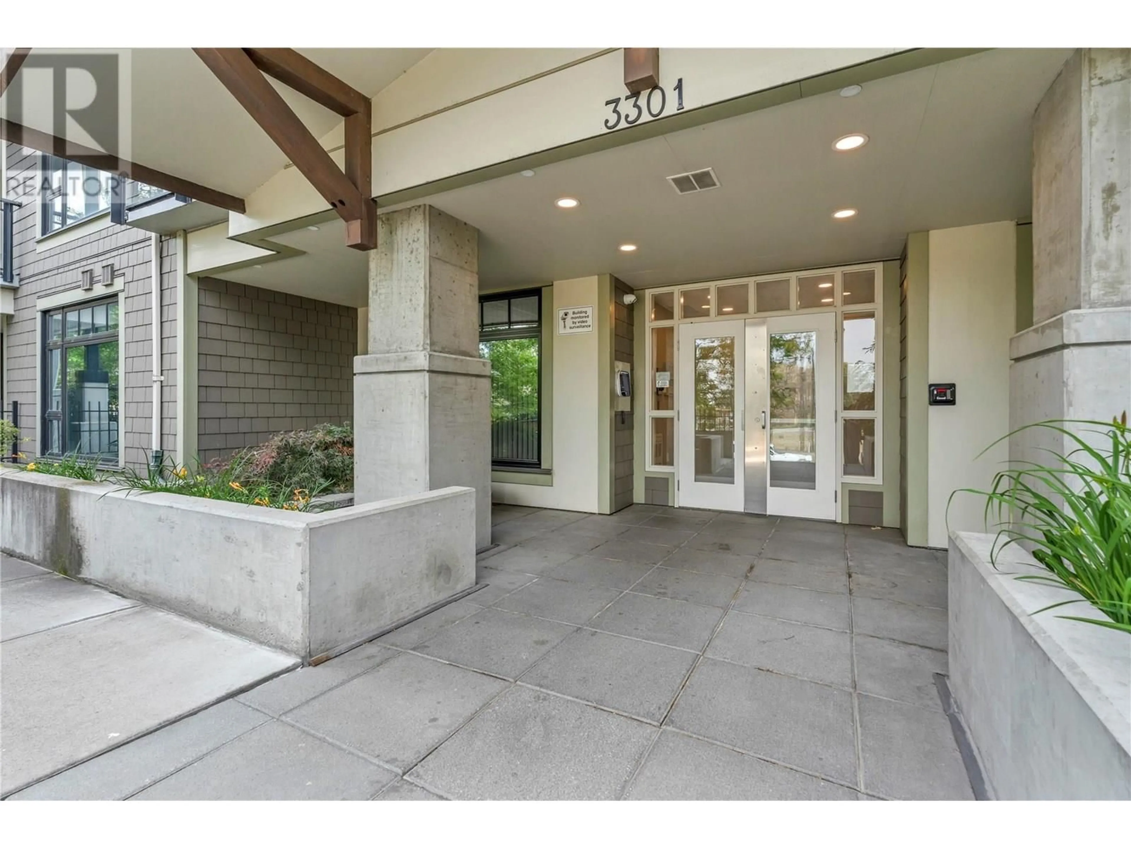 Indoor foyer for 803 - 3301 SKAHA LAKE ROAD, Penticton British Columbia V2A6G6