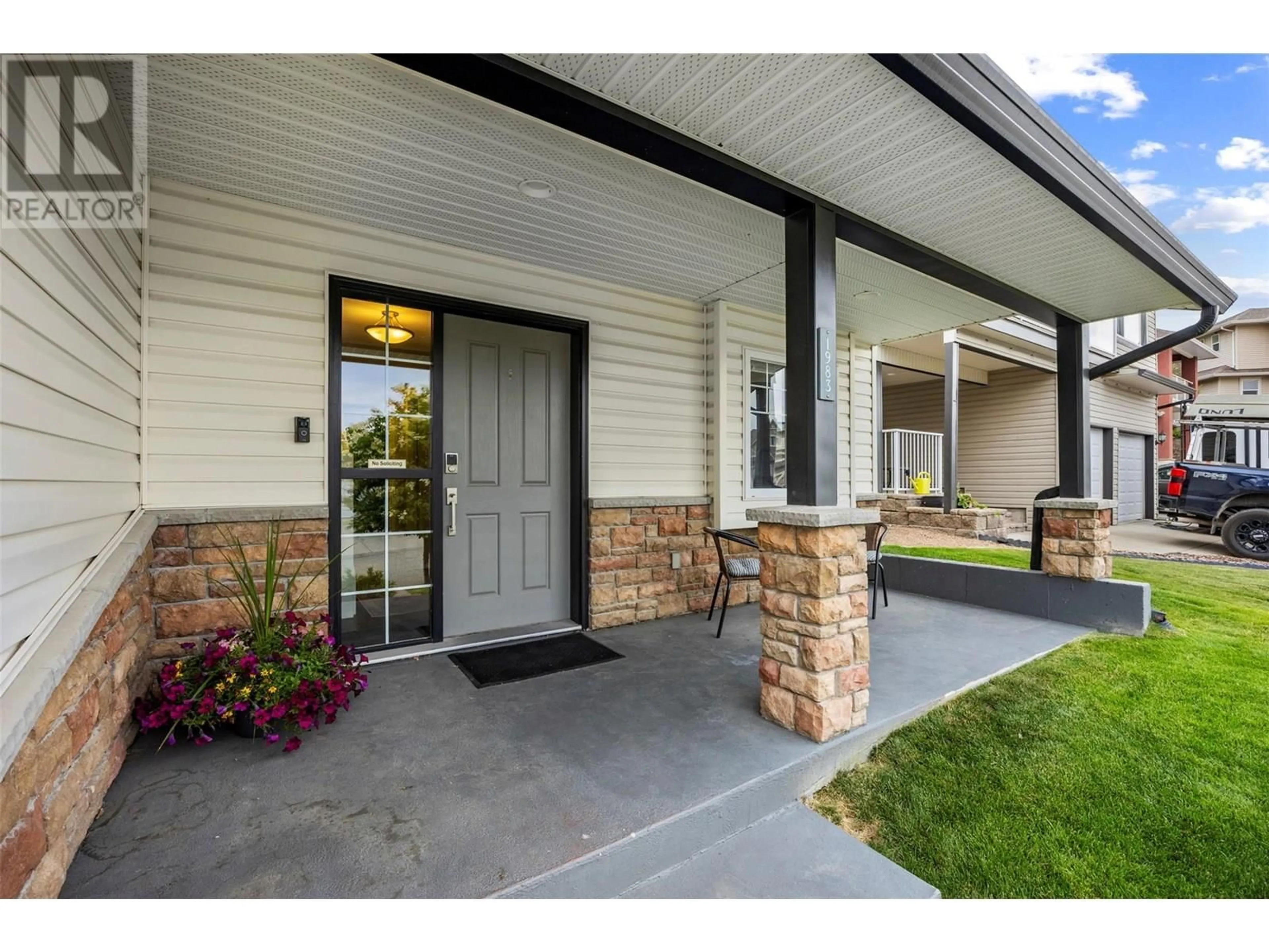 Indoor entryway for 1983 SASKATOON PLACE, Kamloops British Columbia V2E2T1