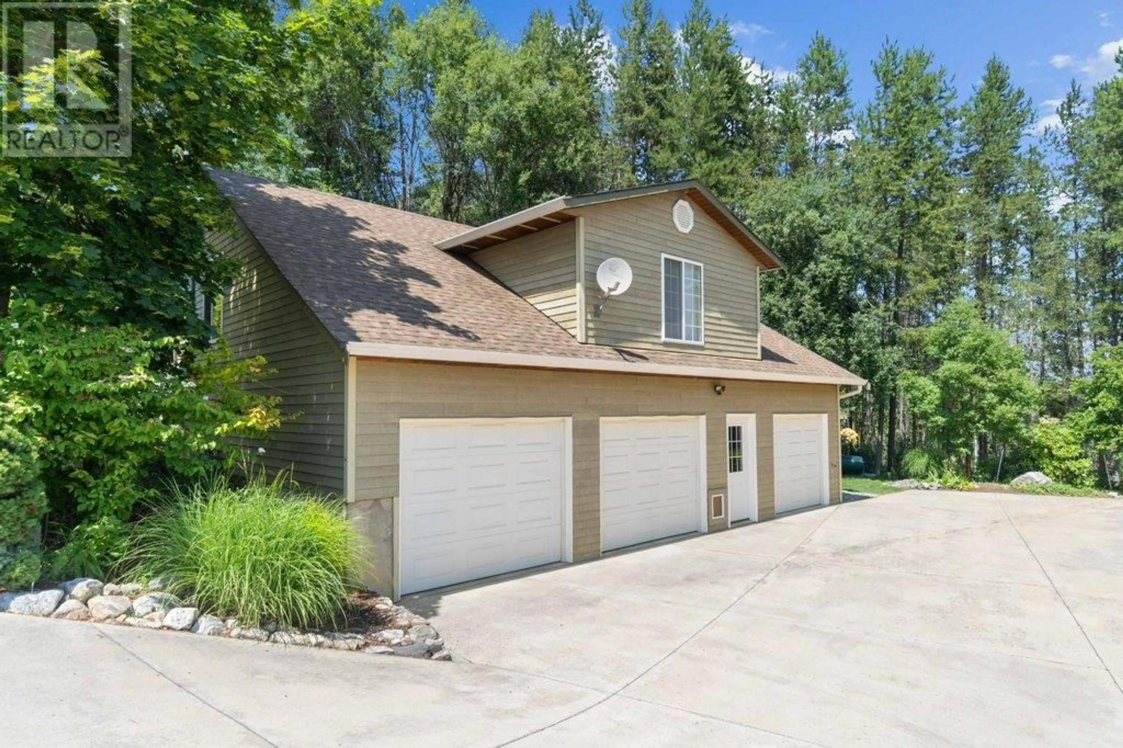Indoor garage for 3800 60 STREET NORTHWEST, Salmon Arm British Columbia V1E3A8