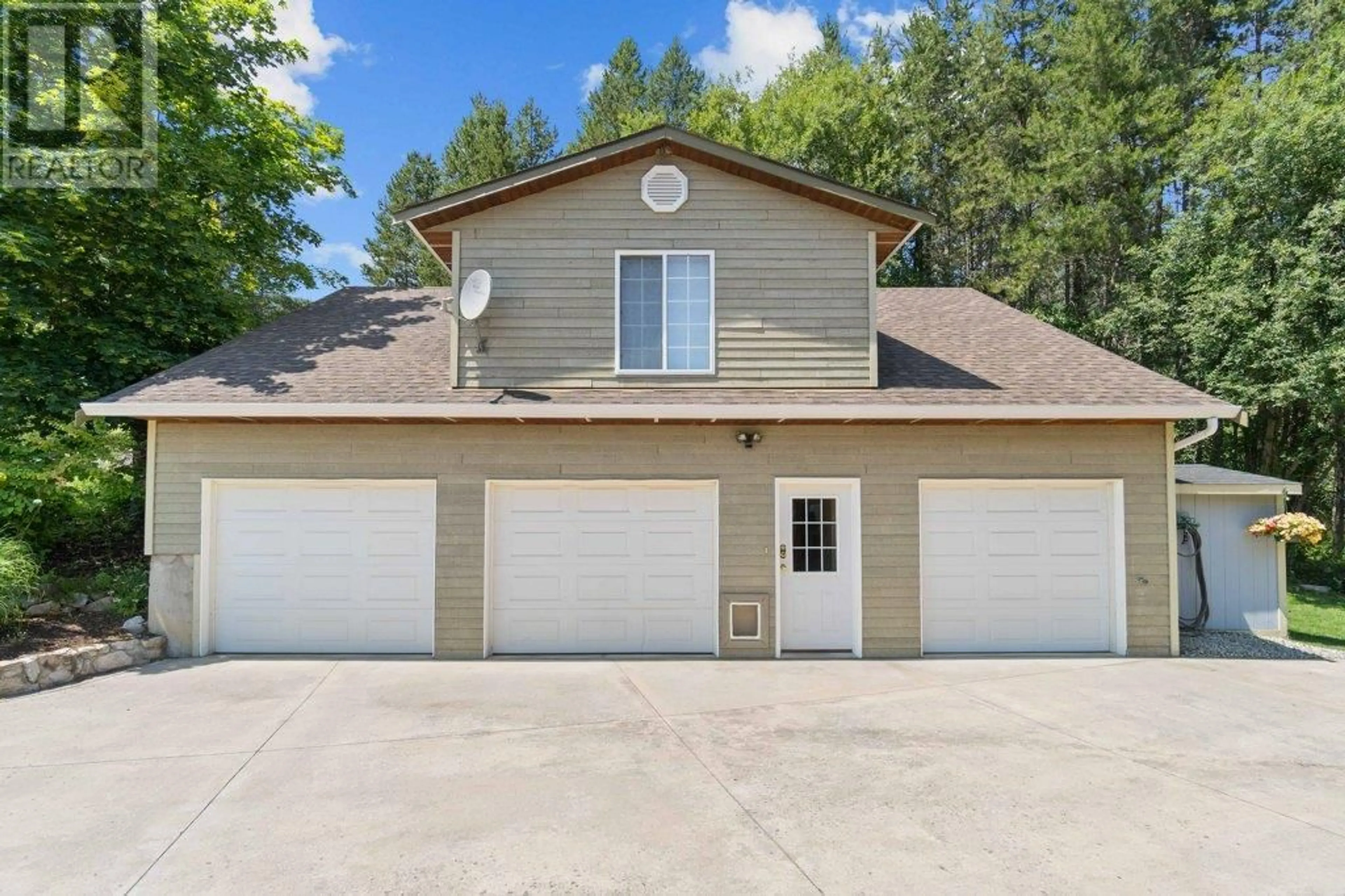 Indoor garage for 3800 60 STREET NORTHWEST, Salmon Arm British Columbia V1E3A8
