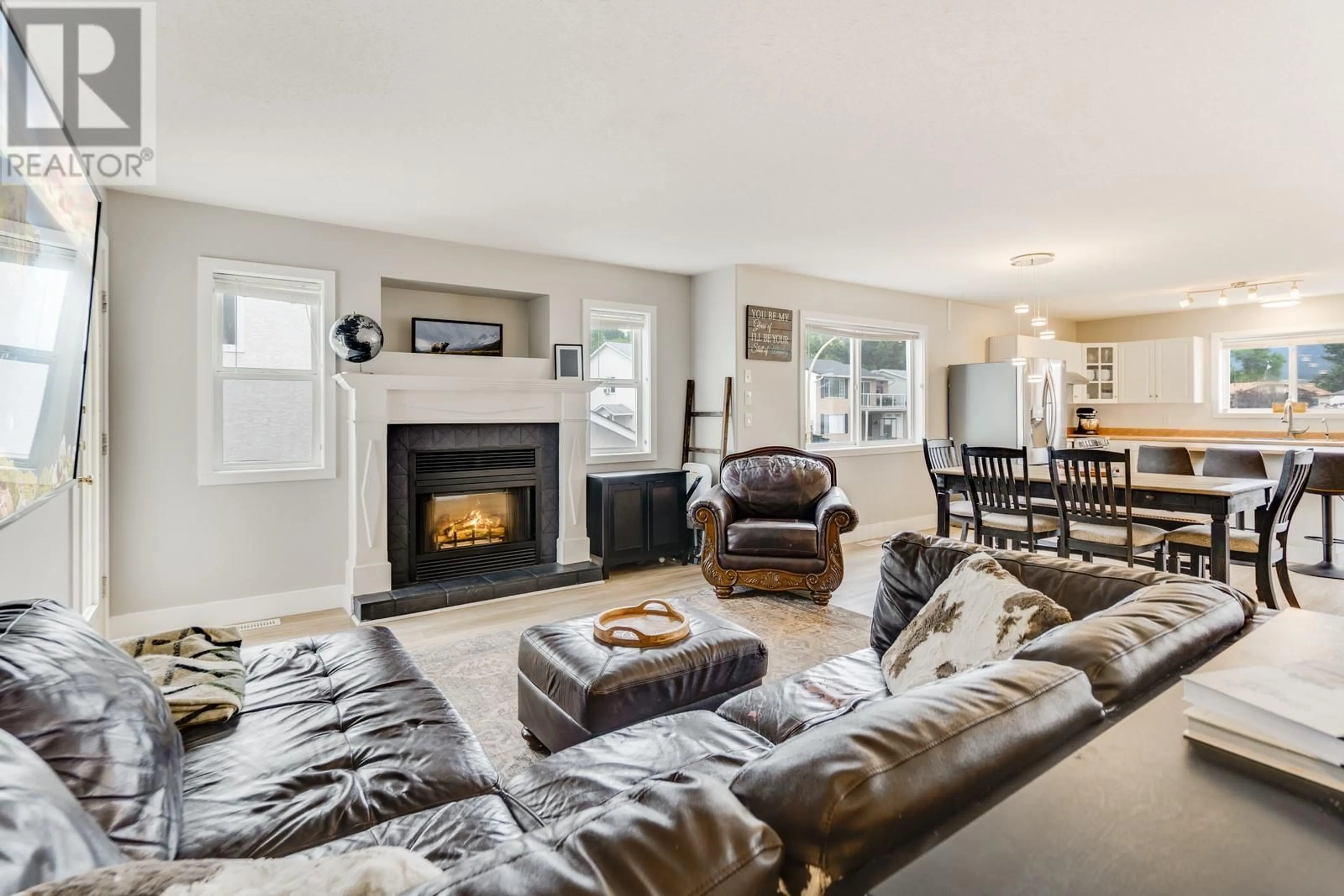 Living room with furniture, unknown for 770 WHITE COURT, Kelowna British Columbia V1X7C3