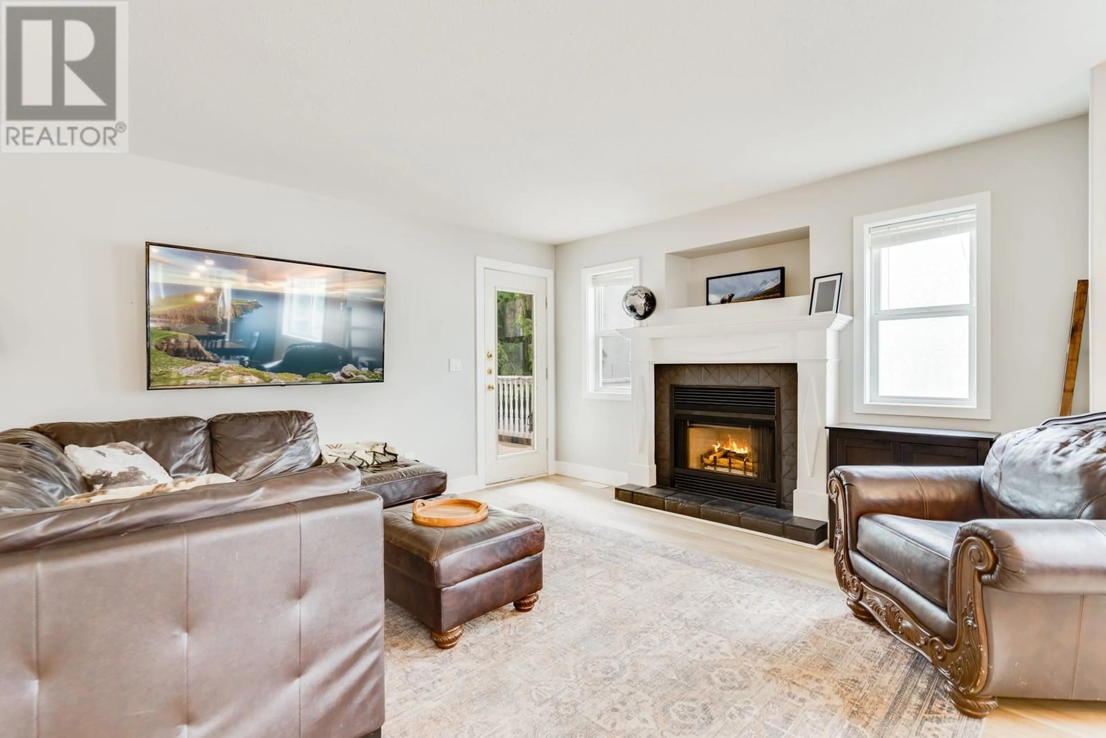 Living room with furniture, unknown for 770 WHITE COURT, Kelowna British Columbia V1X7C3