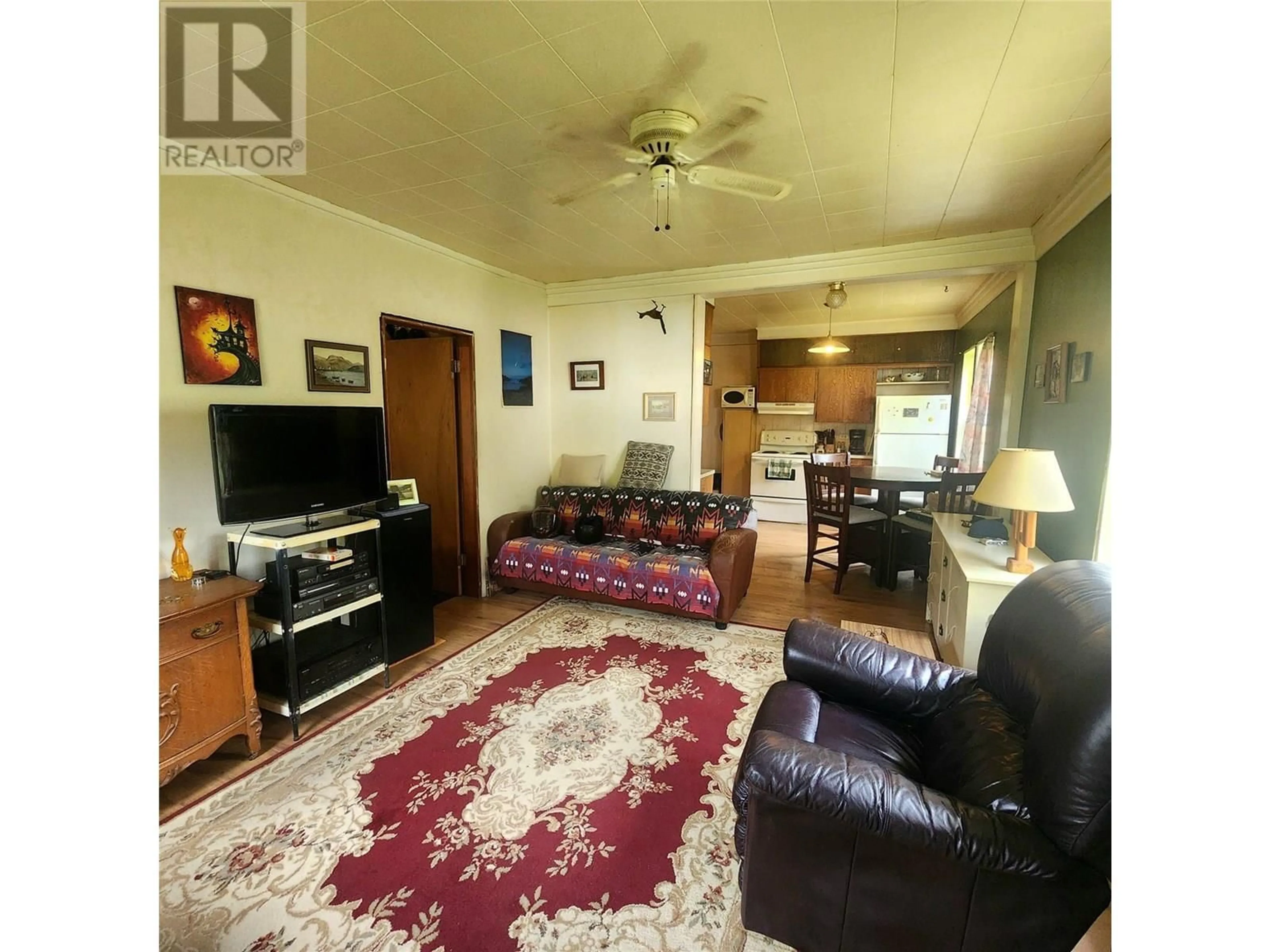 Living room with furniture, unknown for 211 DAVIES AVENUE, Salmo British Columbia V0G1Z0
