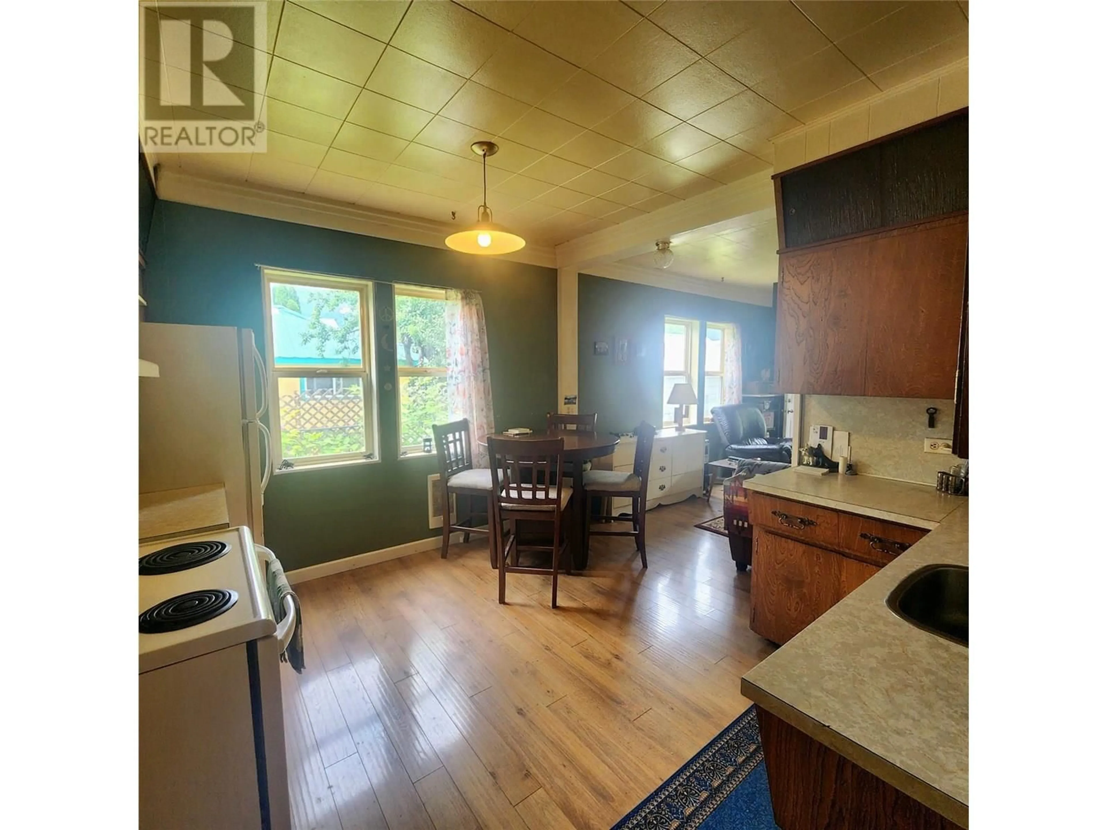 Open concept kitchen, wood/laminate floor for 211 DAVIES AVENUE, Salmo British Columbia V0G1Z0