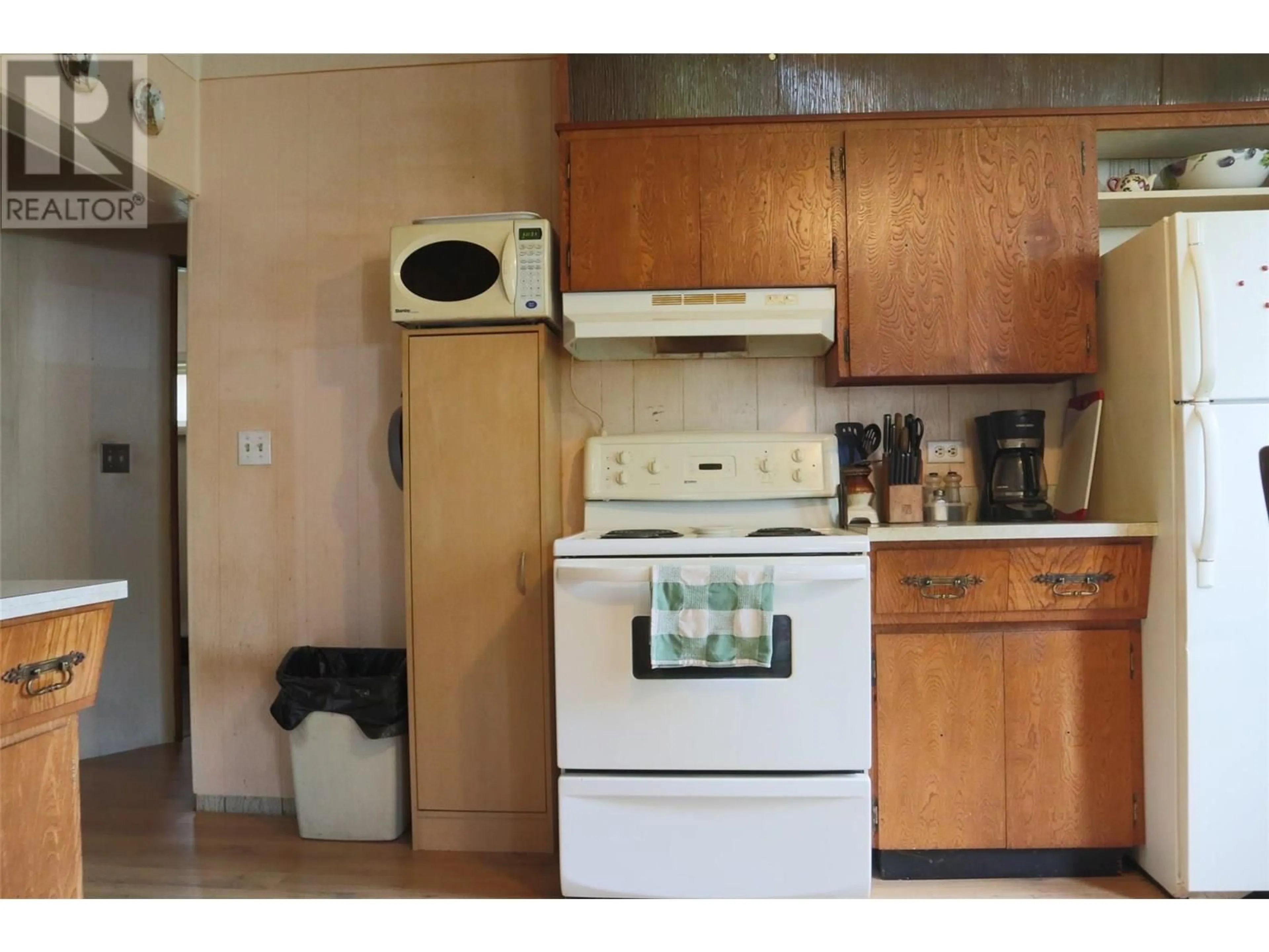 Standard kitchen, unknown for 211 DAVIES AVENUE, Salmo British Columbia V0G1Z0