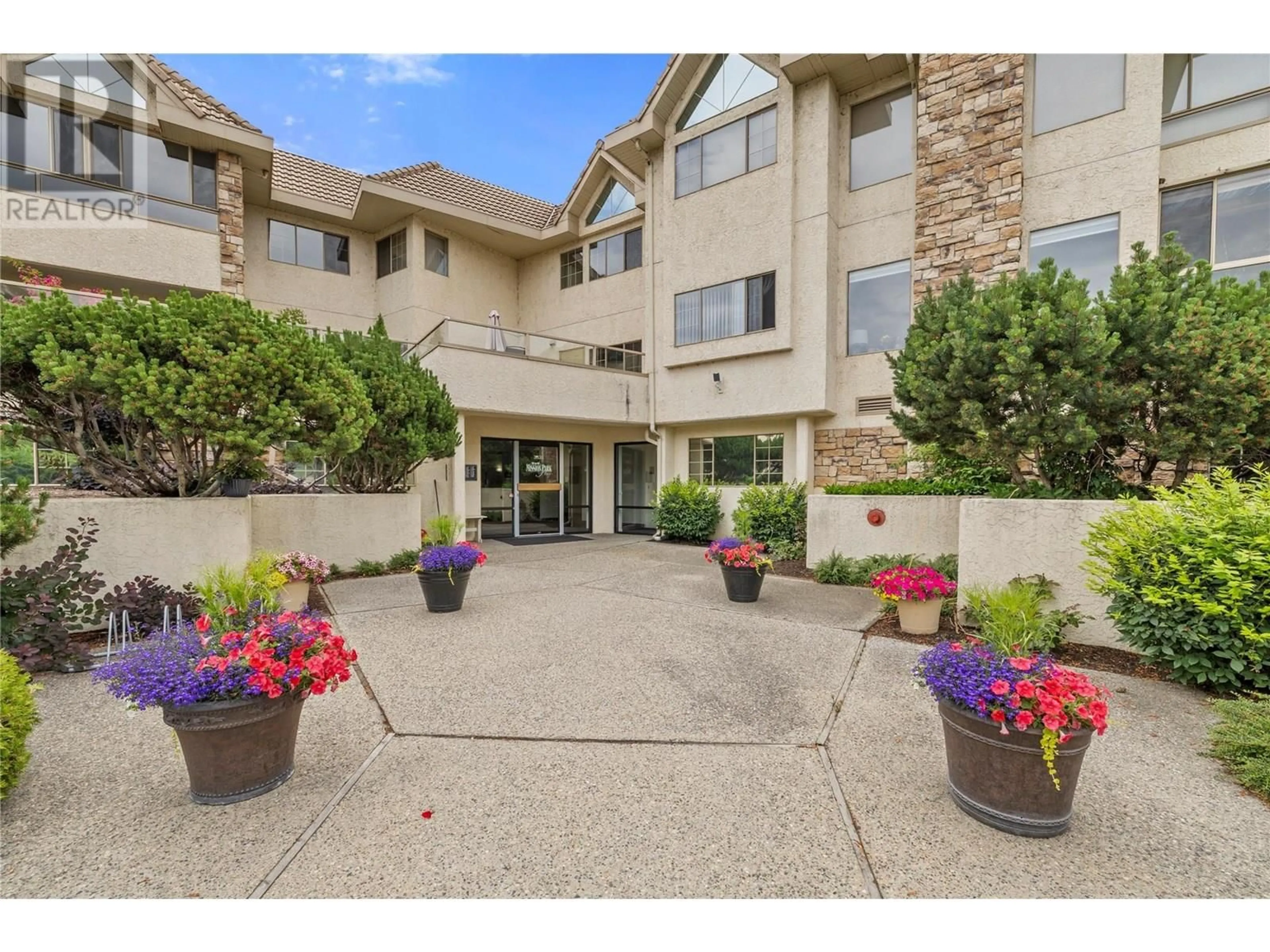 Indoor foyer for 308 - 3335 RICHTER STREET, Kelowna British Columbia V1W3Y1