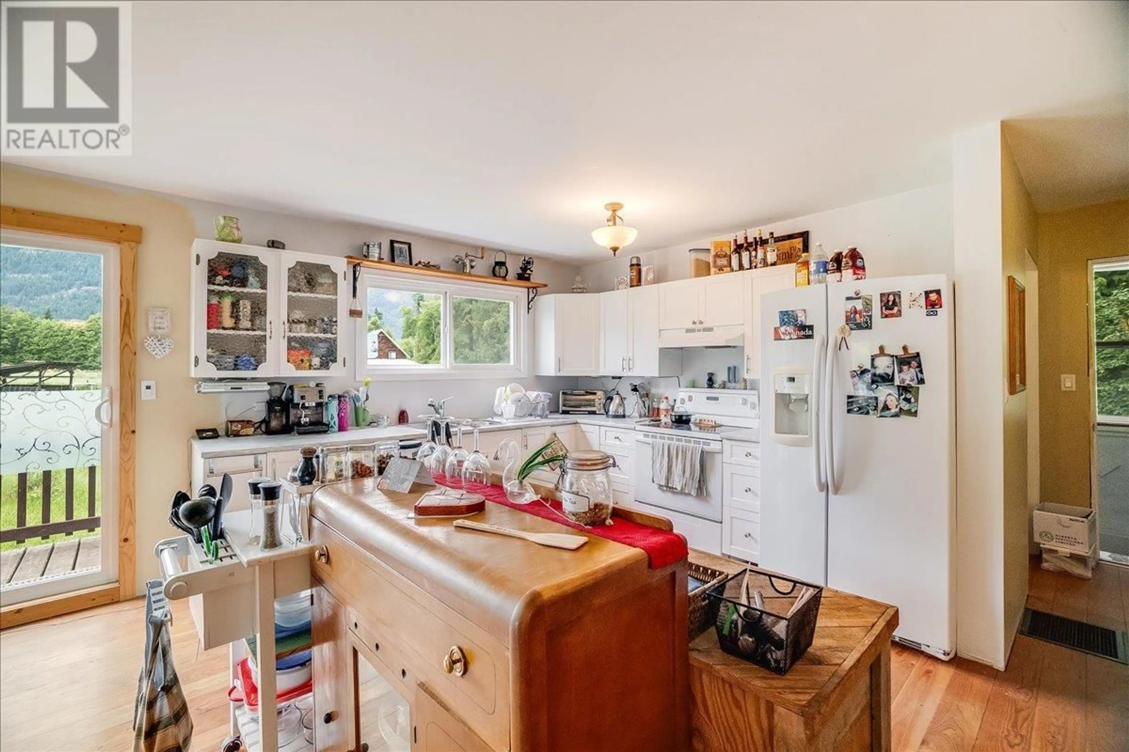 Standard kitchen, unknown for 3814 PASSMORE UPPER ROAD, Passmore British Columbia V0G2J0