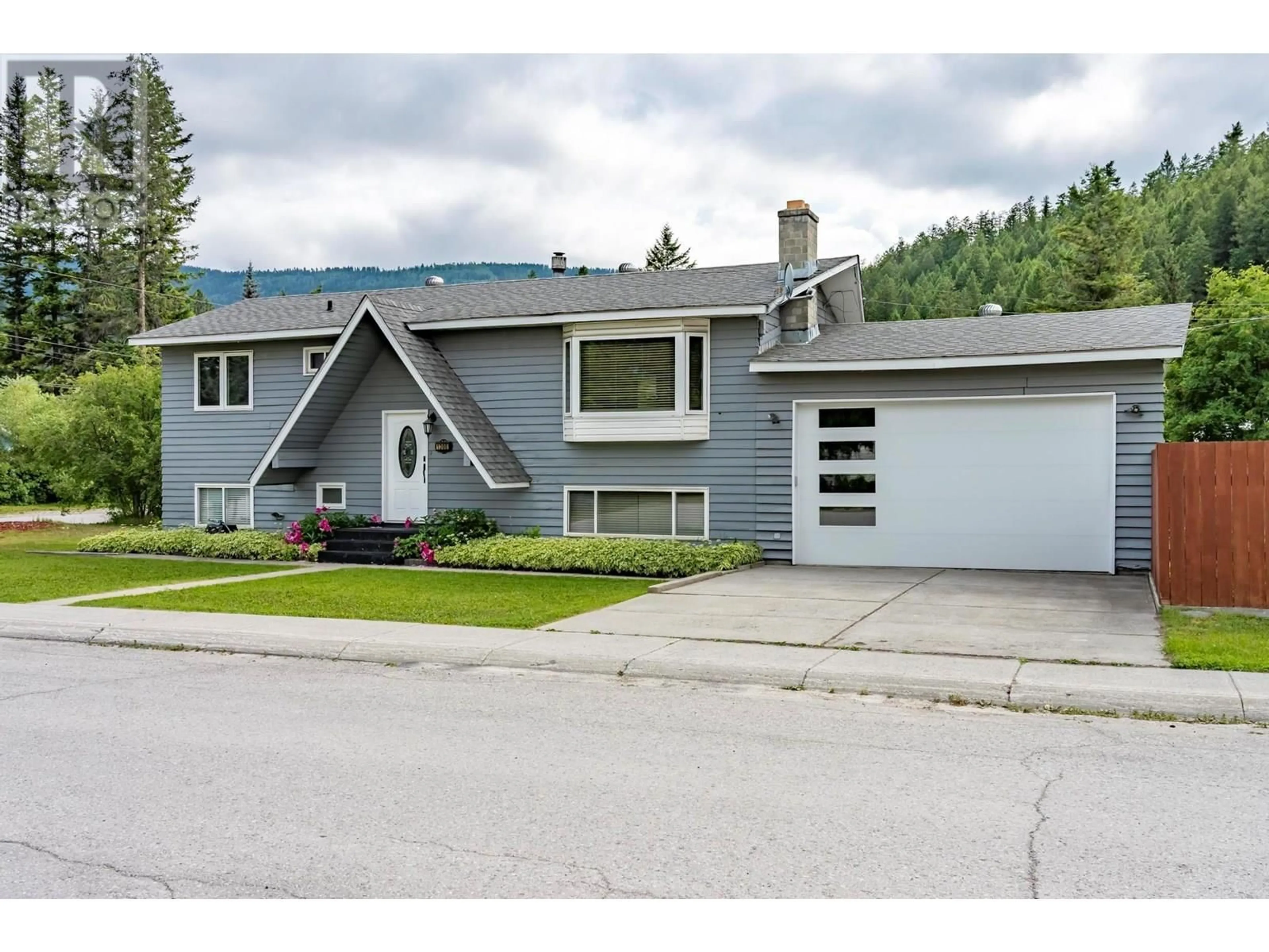 Home with vinyl exterior material, street for 1300 11TH STREET SOUTH, Golden British Columbia V0A1H0