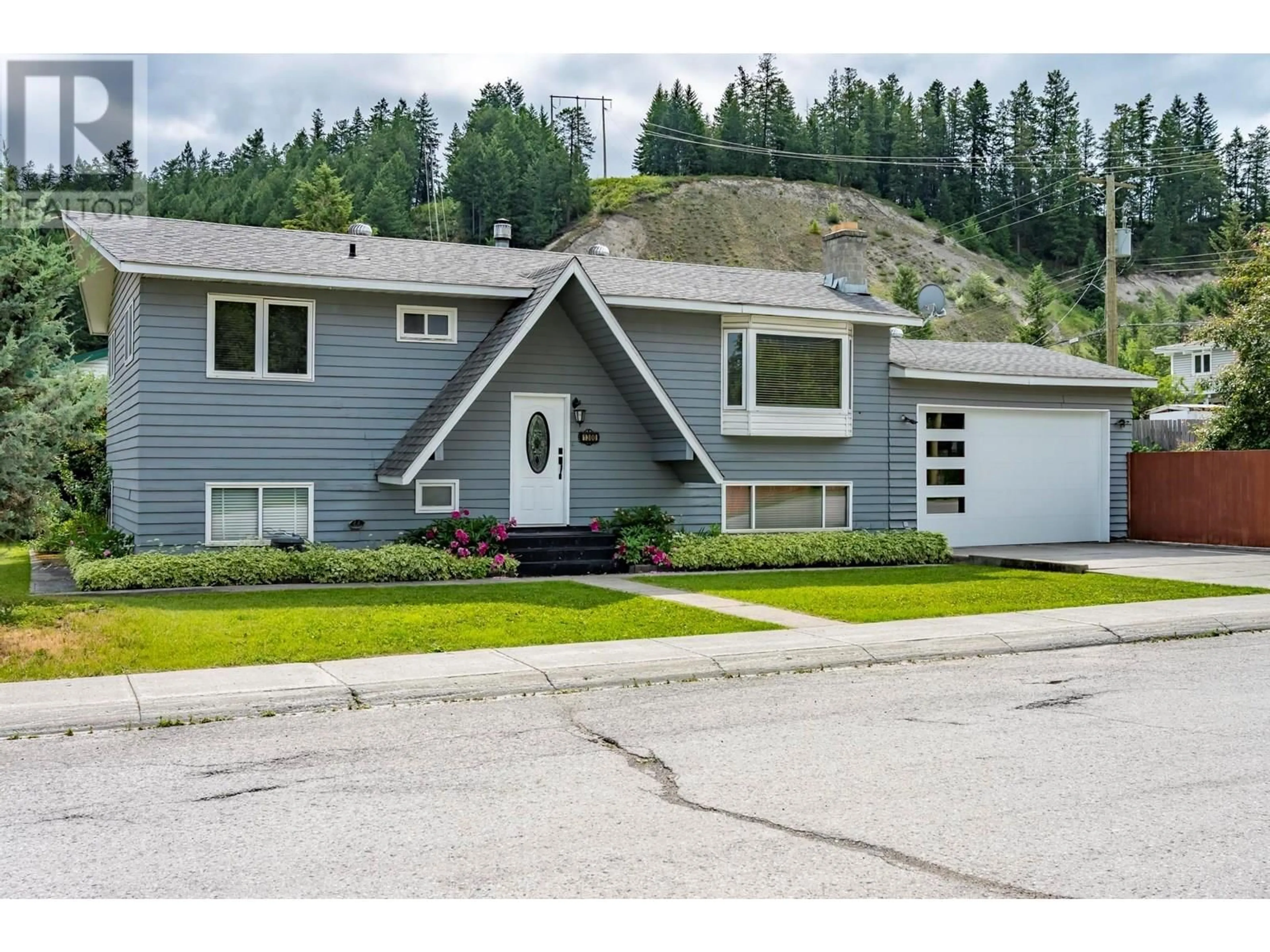 Home with vinyl exterior material, street for 1300 11TH STREET SOUTH, Golden British Columbia V0A1H0