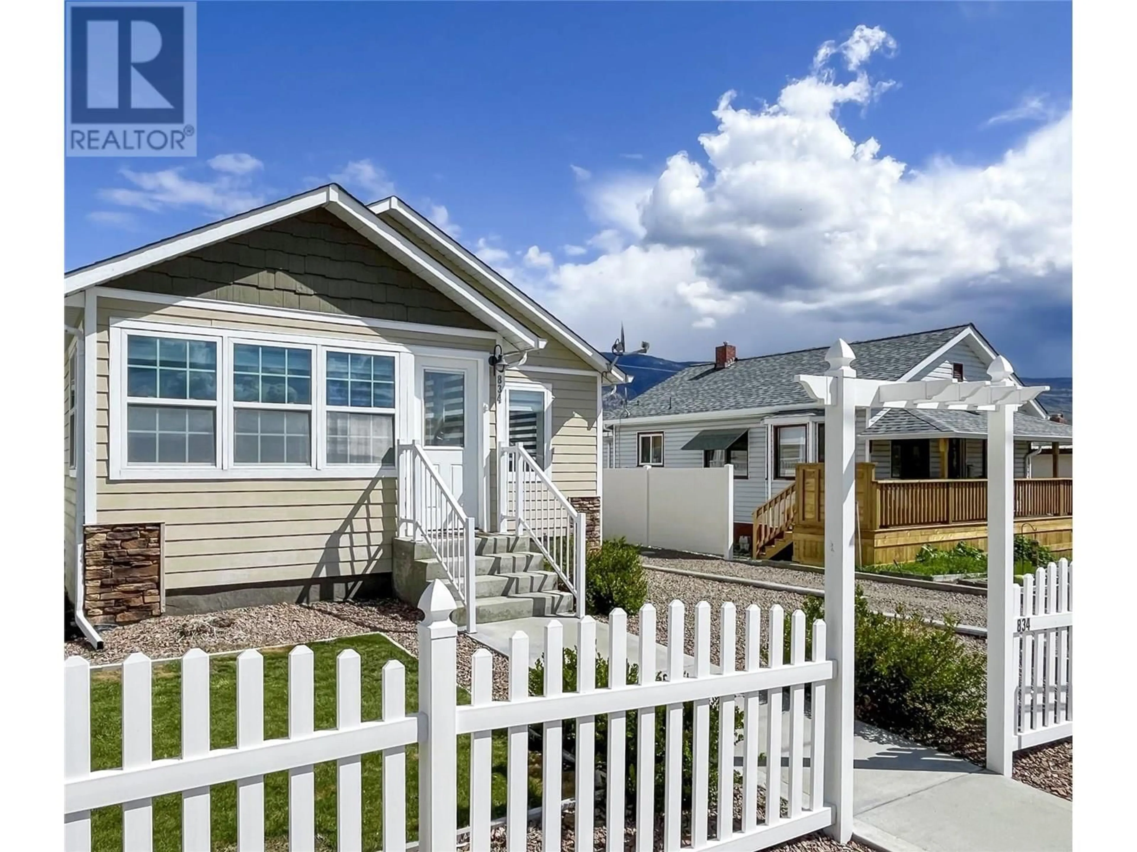Home with vinyl exterior material, street for 834 SCHOOL AVENUE, Oliver British Columbia V0H1T0