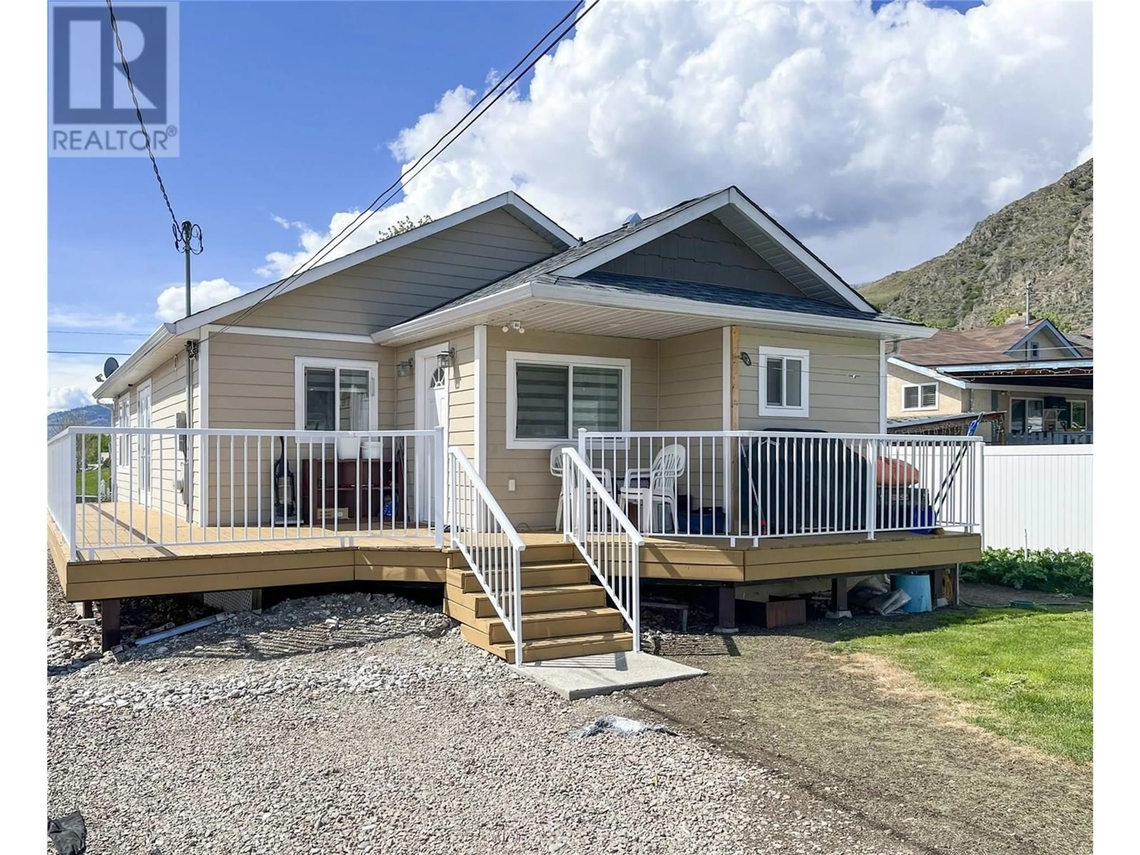 Home with vinyl exterior material, unknown for 834 SCHOOL AVENUE, Oliver British Columbia V0H1T0