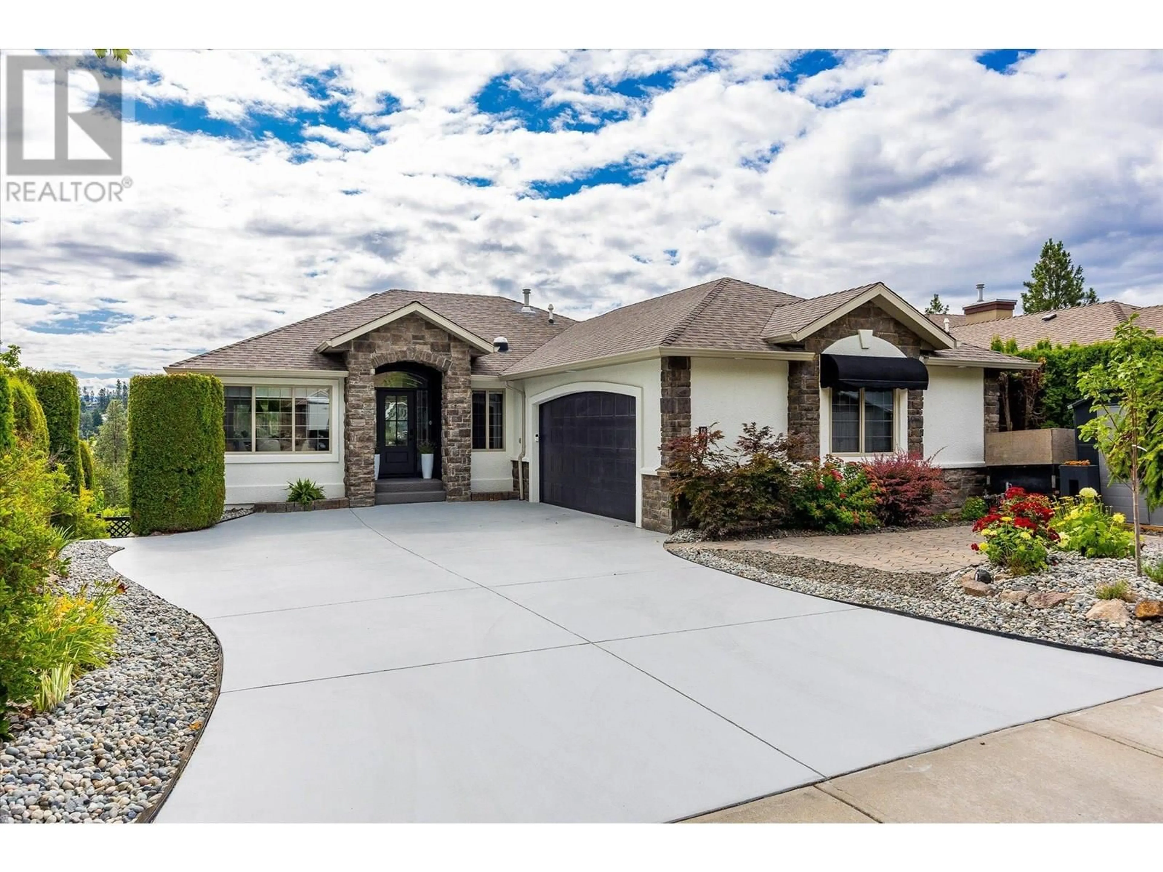 Home with vinyl exterior material, street for 843 WESTVIEW WAY, West Kelowna British Columbia V1Z3Z3