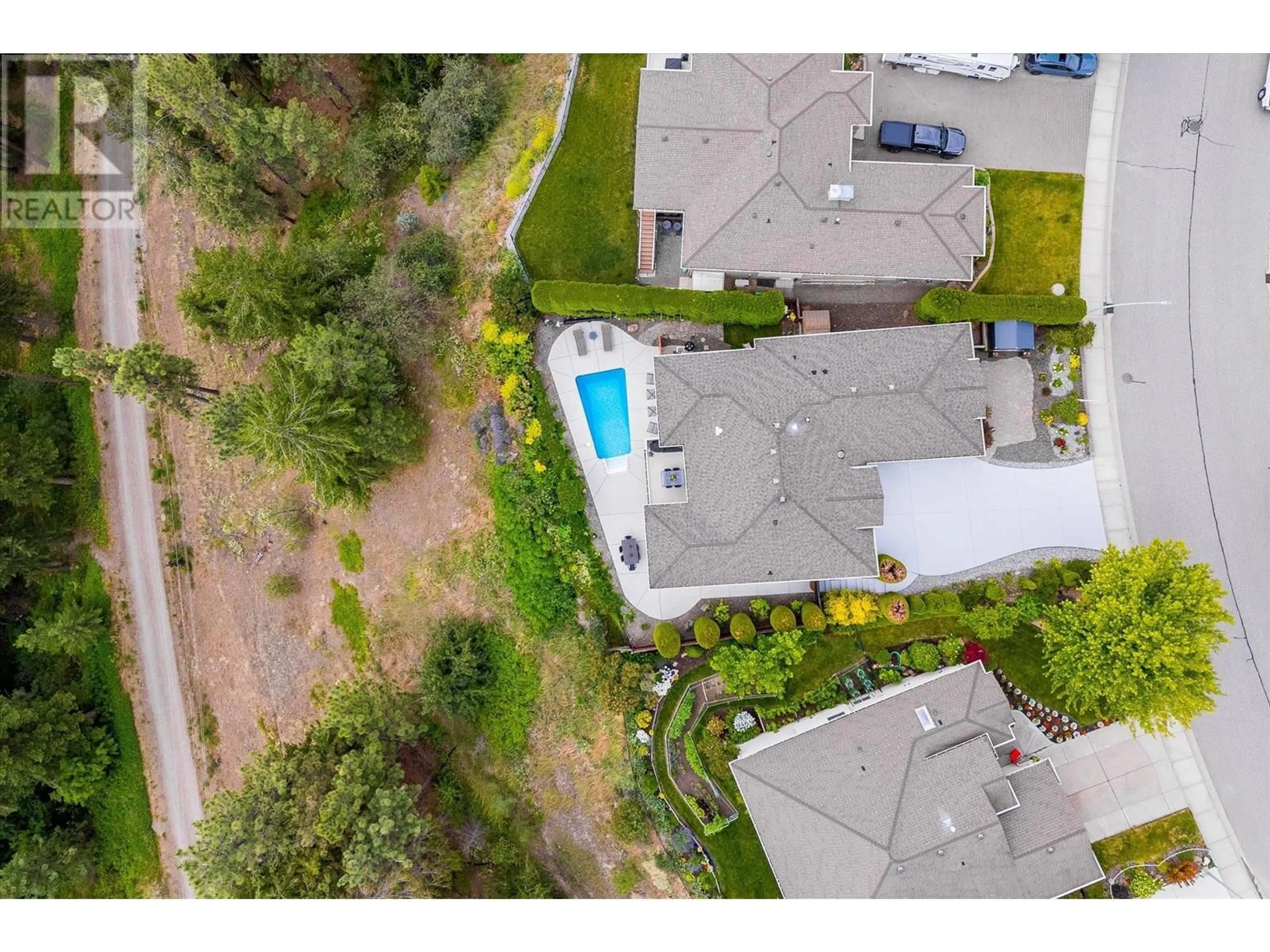 A pic from outside/outdoor area/front of a property/back of a property/a pic from drone, street for 843 WESTVIEW WAY, West Kelowna British Columbia V1Z3Z3