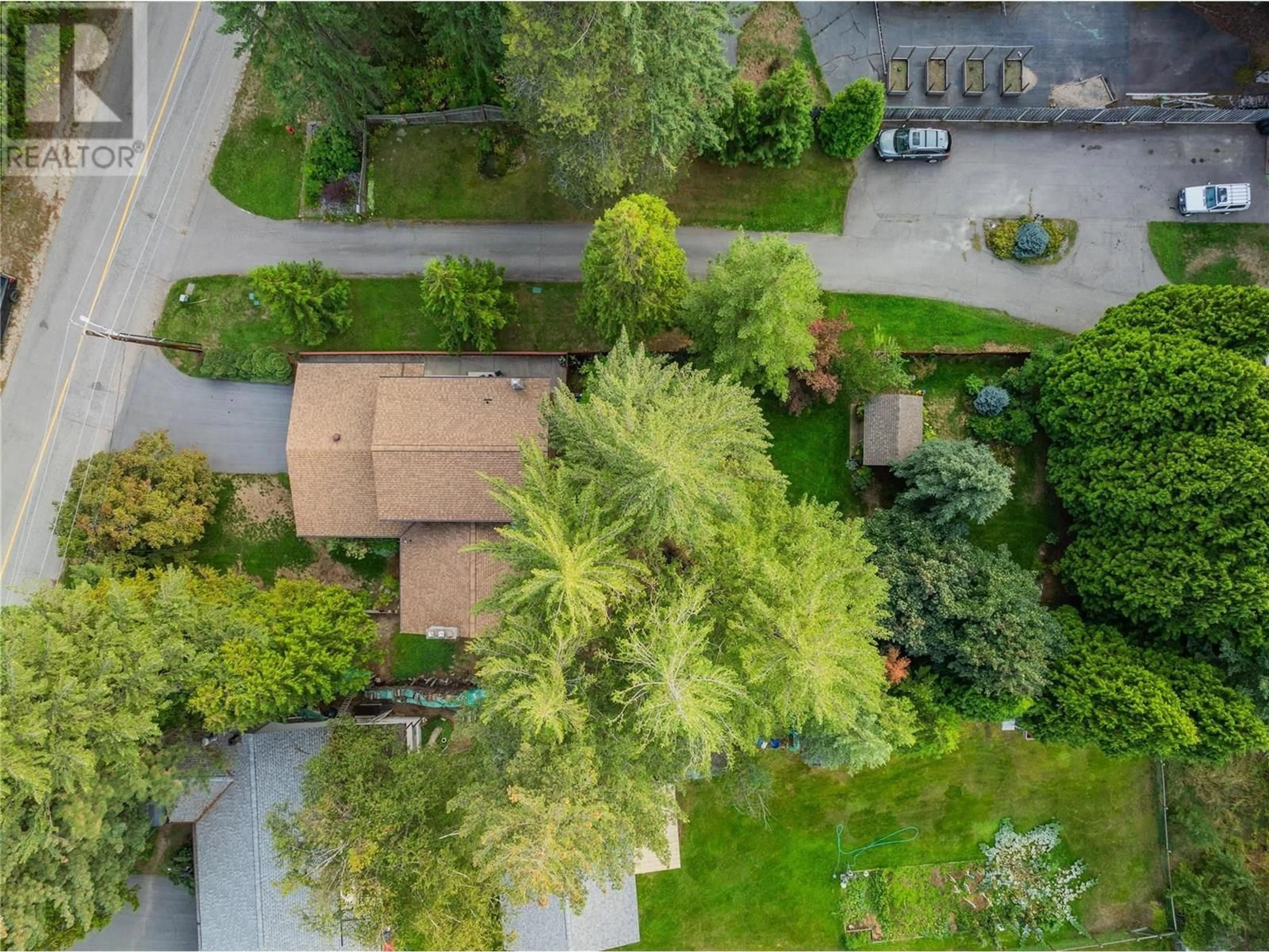 A pic from outside/outdoor area/front of a property/back of a property/a pic from drone, street for 2504 14TH AVENUE, Castlegar British Columbia V1N3P1