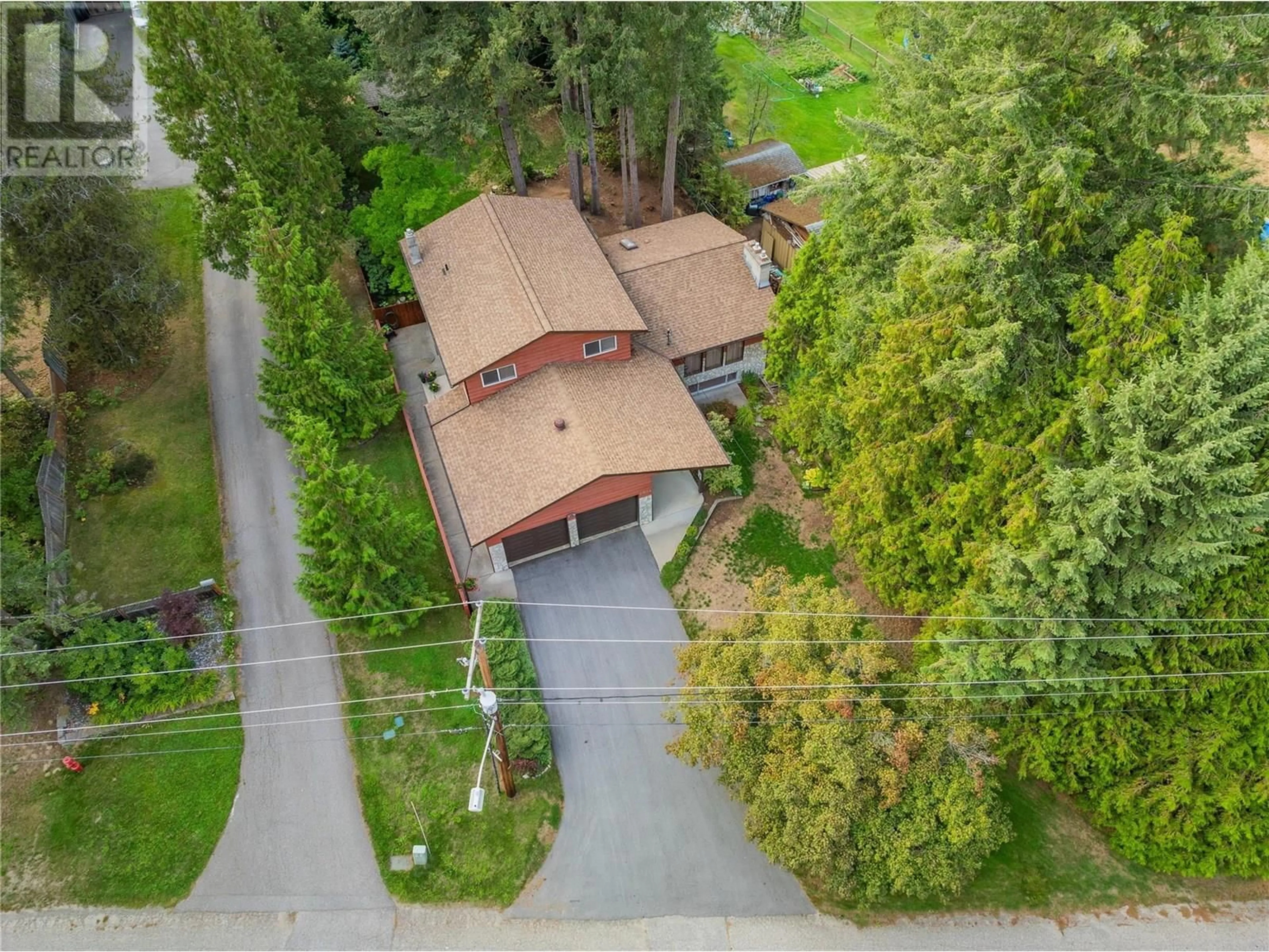 A pic from outside/outdoor area/front of a property/back of a property/a pic from drone, street for 2504 14TH AVENUE, Castlegar British Columbia V1N3P1