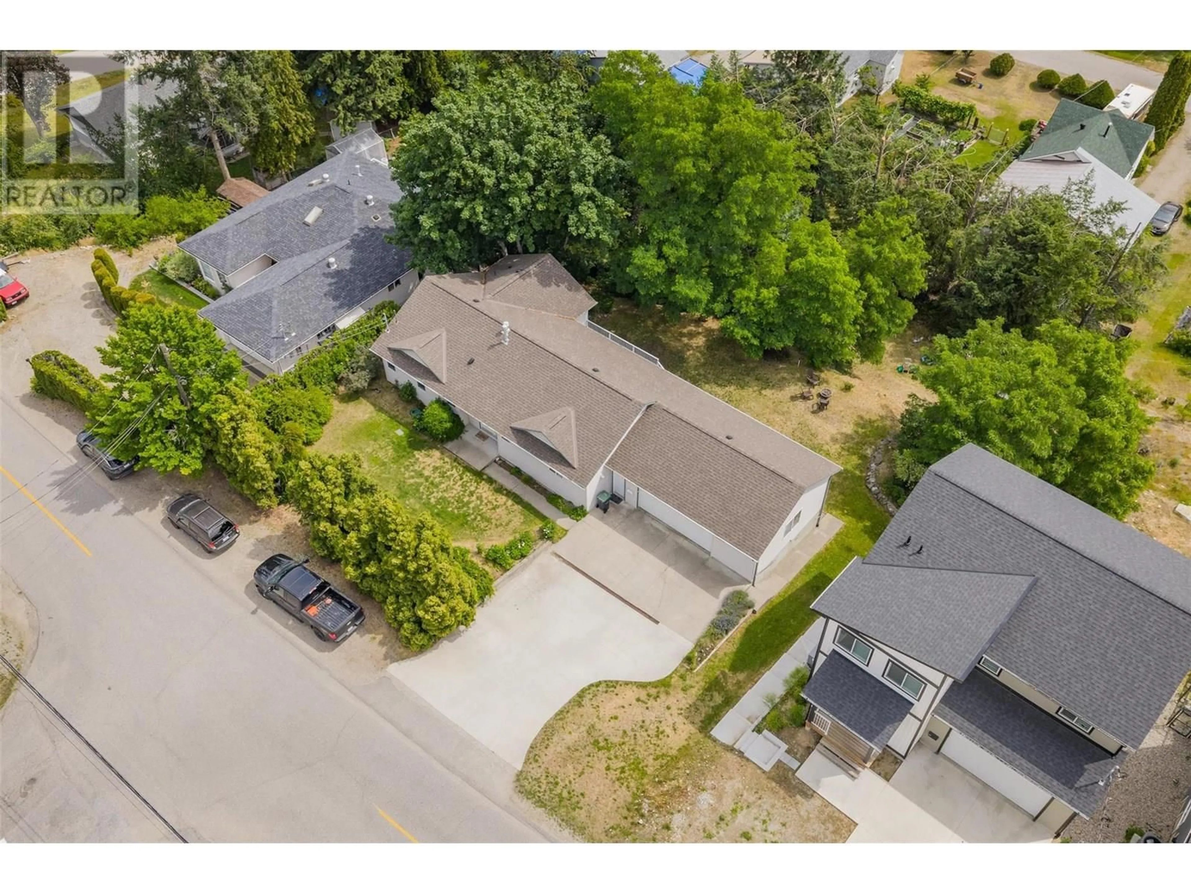 A pic from outside/outdoor area/front of a property/back of a property/a pic from drone, street for 3209 5TH AVENUE, Castlegar British Columbia V1N2V6