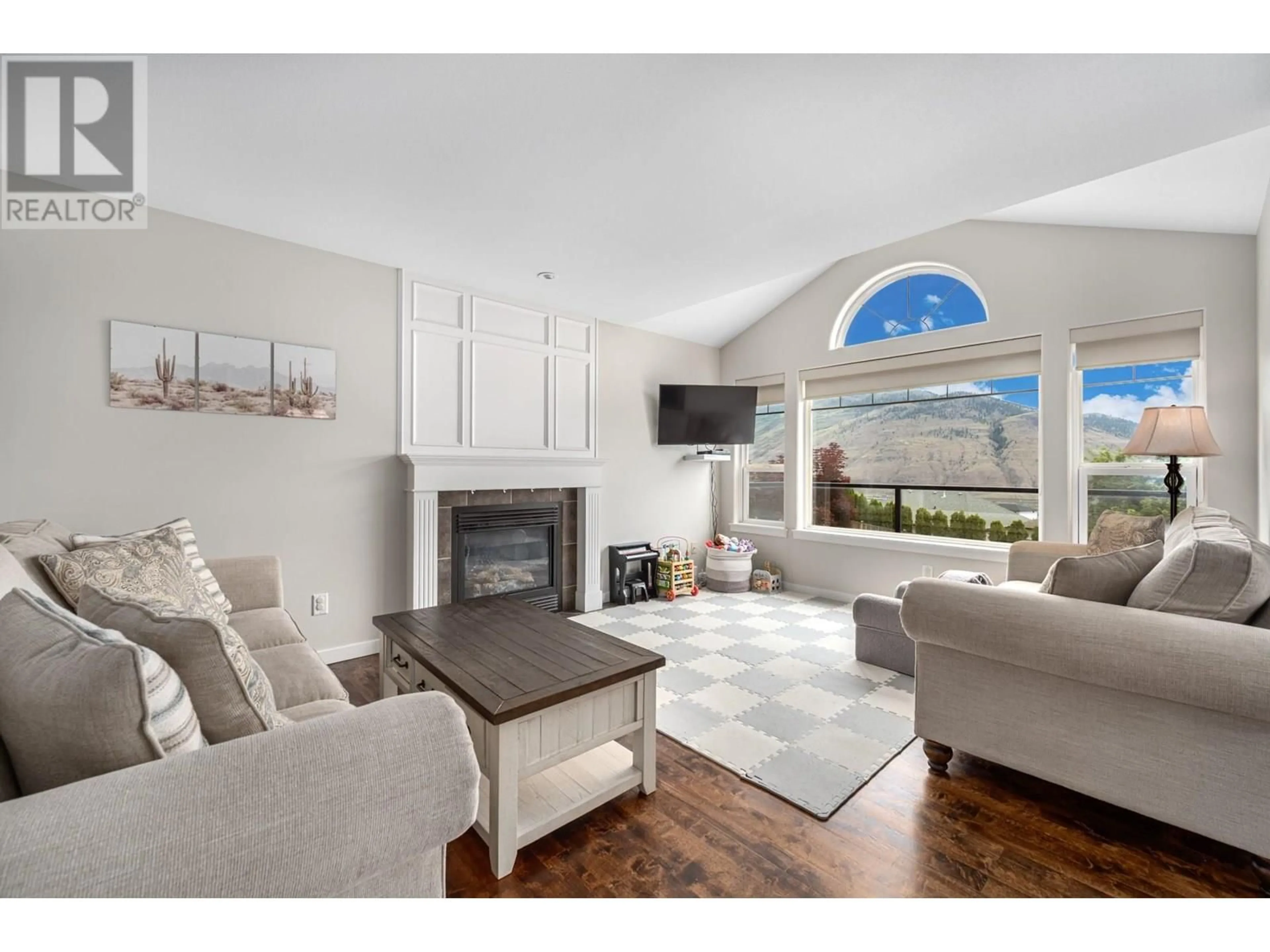 Living room with furniture, unknown for 2007 SADDLEBACK DRIVE, Kamloops British Columbia V2B0A6