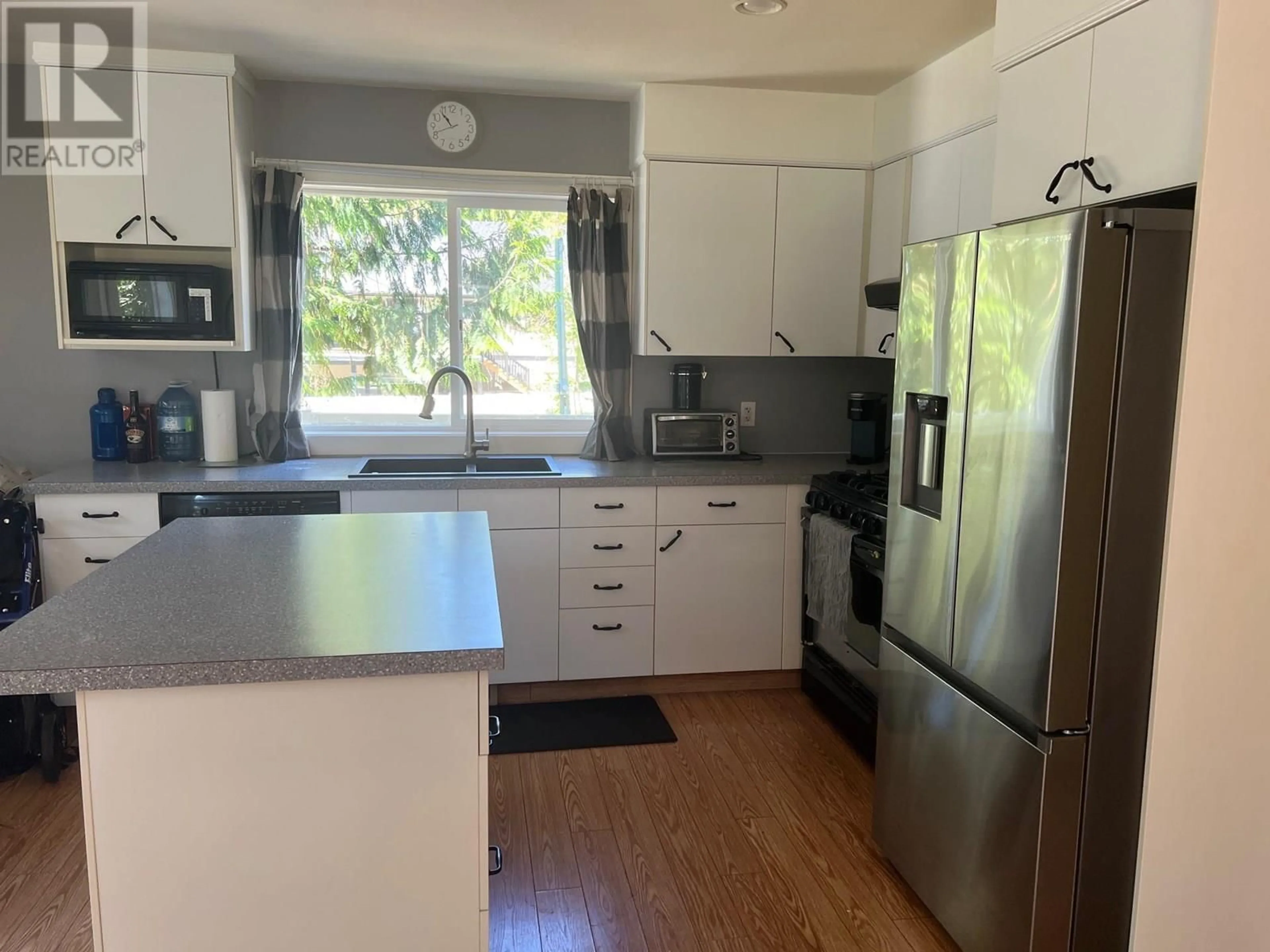 Standard kitchen, unknown for 7461 STAMPEDE TRAIL, Anglemont British Columbia V0E1M8
