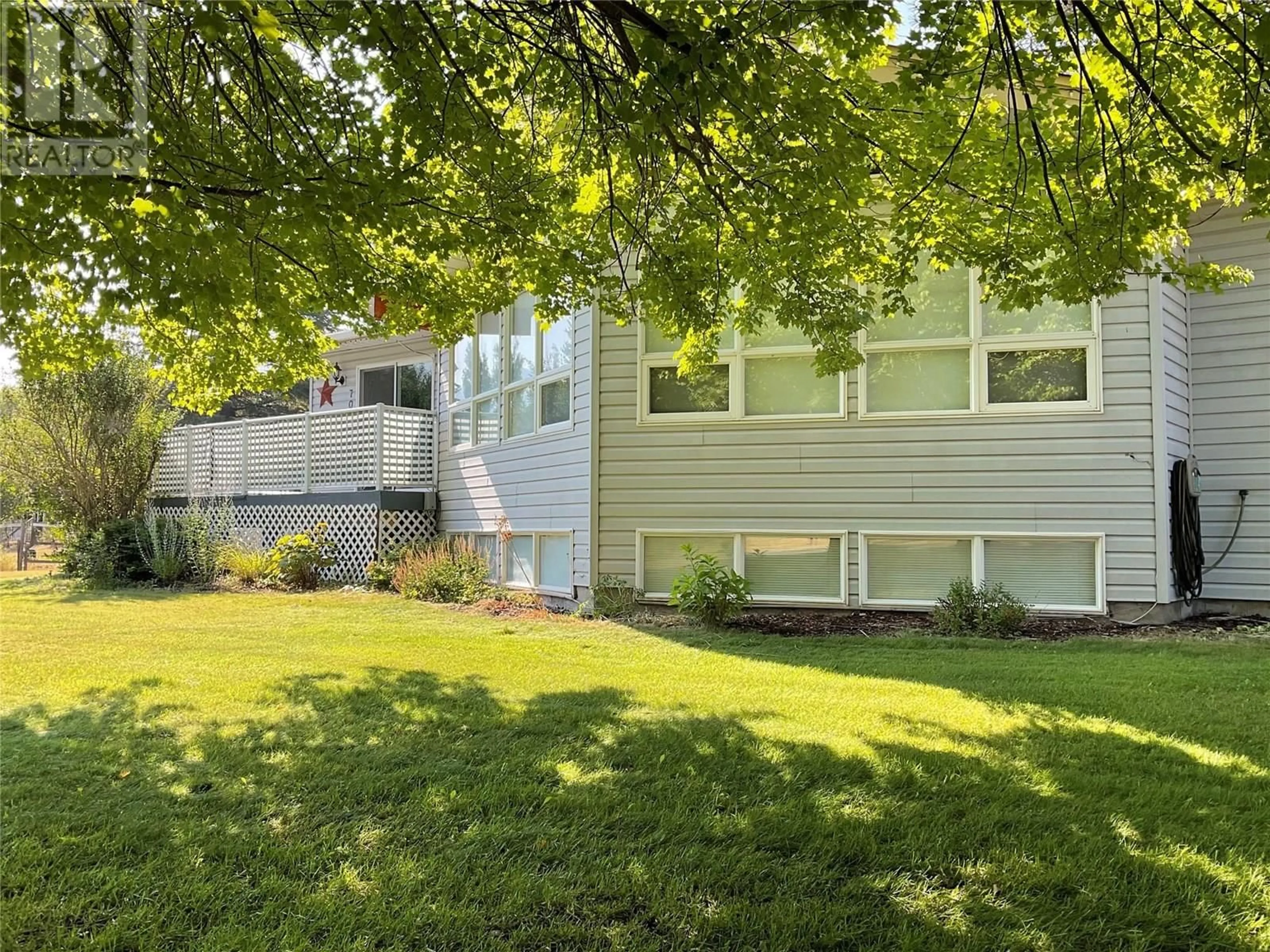 Home with vinyl exterior material, street for 706 CENTRAL AVENUE, Midway British Columbia V0H1M0