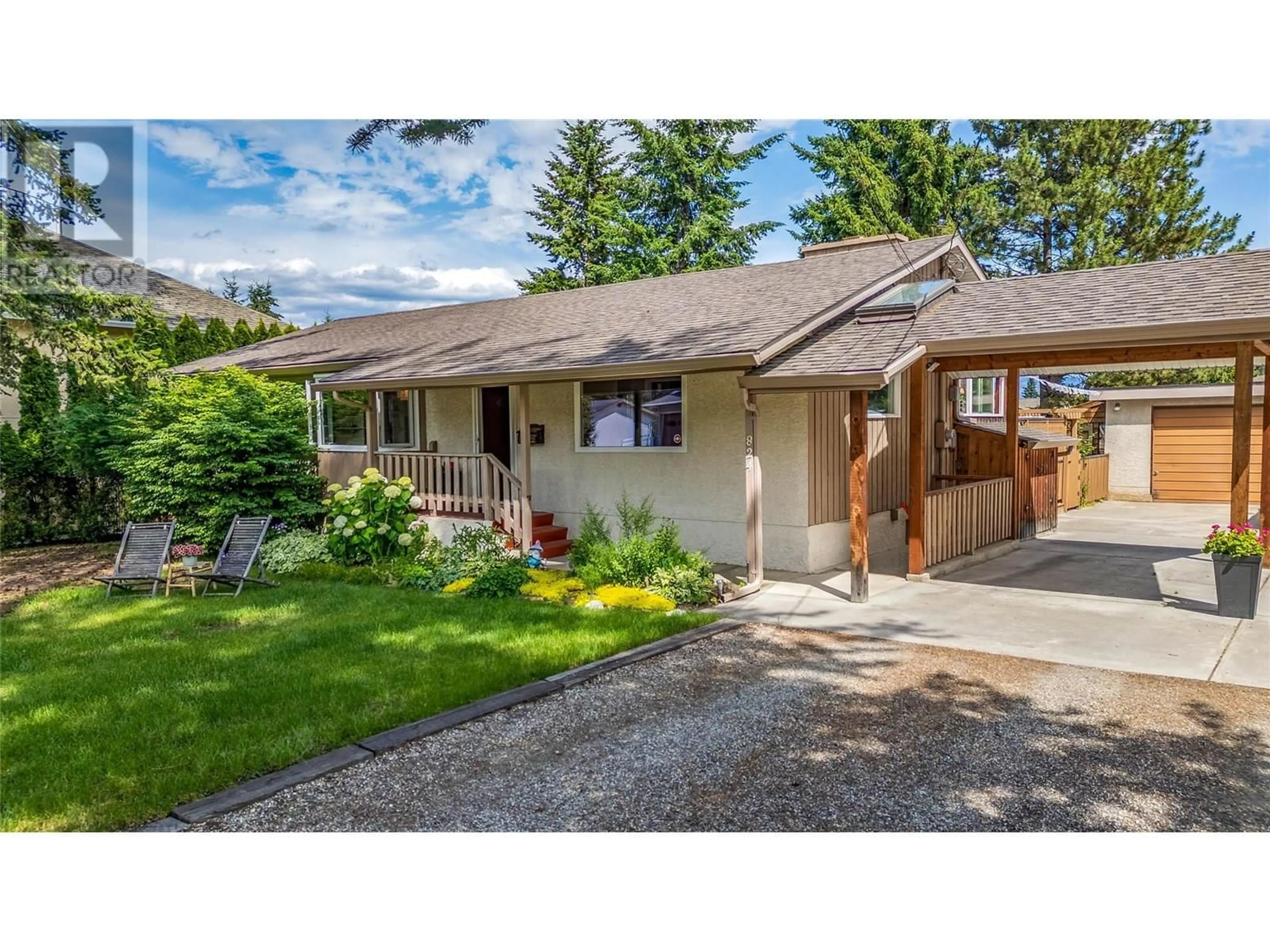 Home with vinyl exterior material, street for 824 RAYMER ROAD, Kelowna British Columbia V1W1J8
